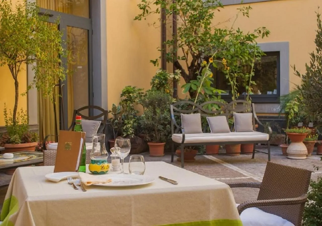 Patio in Le Cheminée Business Hotel Napoli