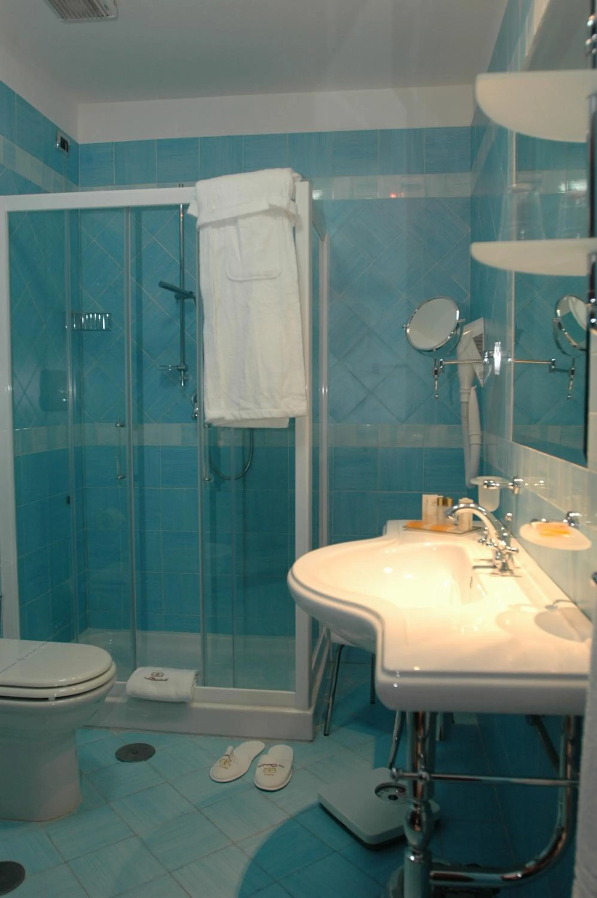 Bathroom in Le Cheminée Business Hotel Napoli