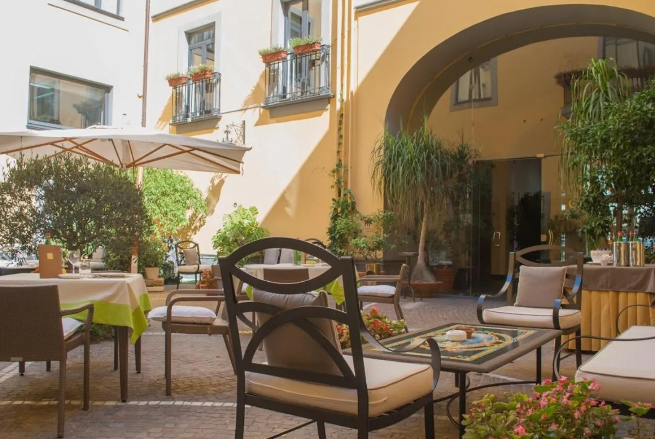 Property building in Le Cheminée Business Hotel Napoli