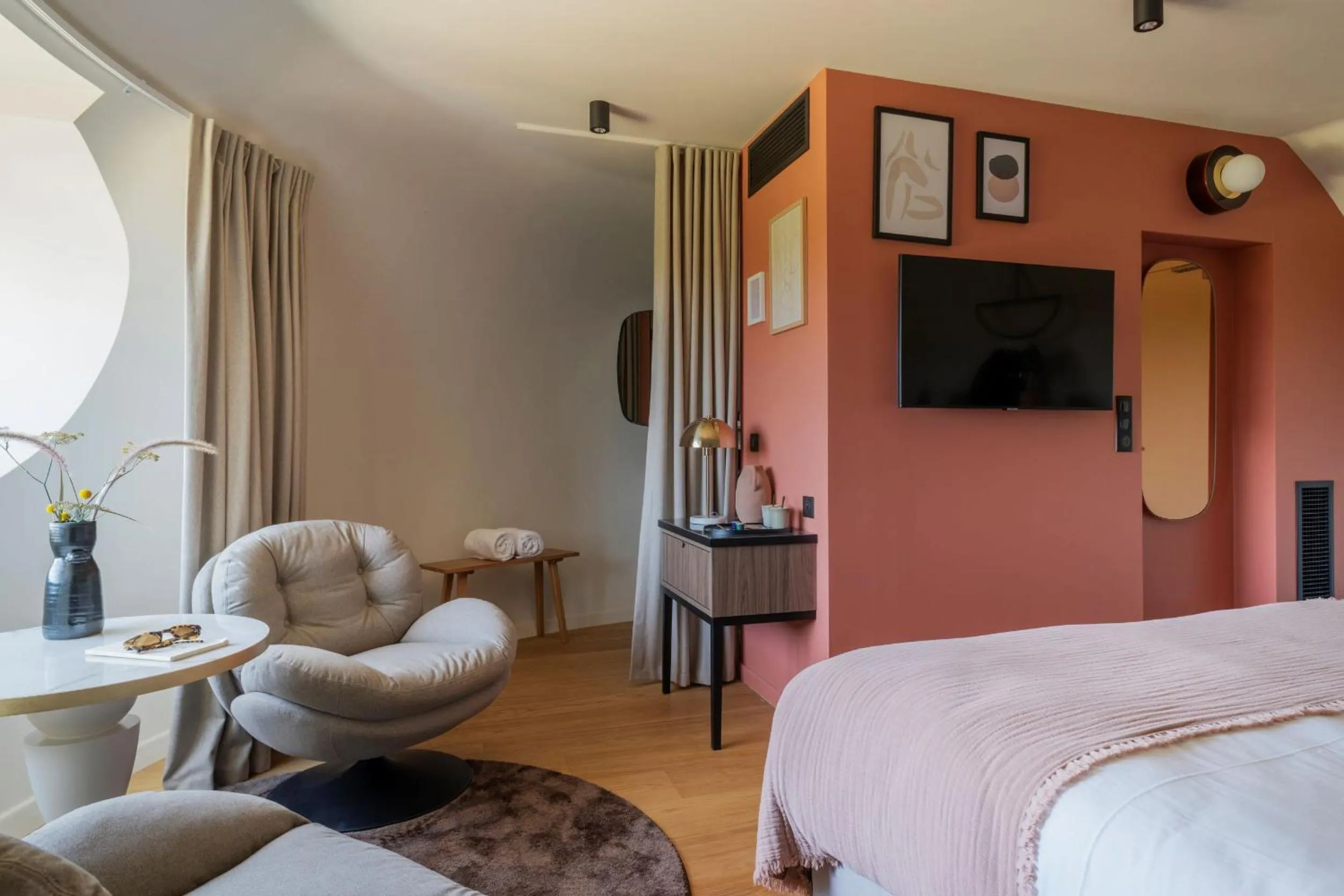 Photo of the whole room, Bed in L'EssenCiel