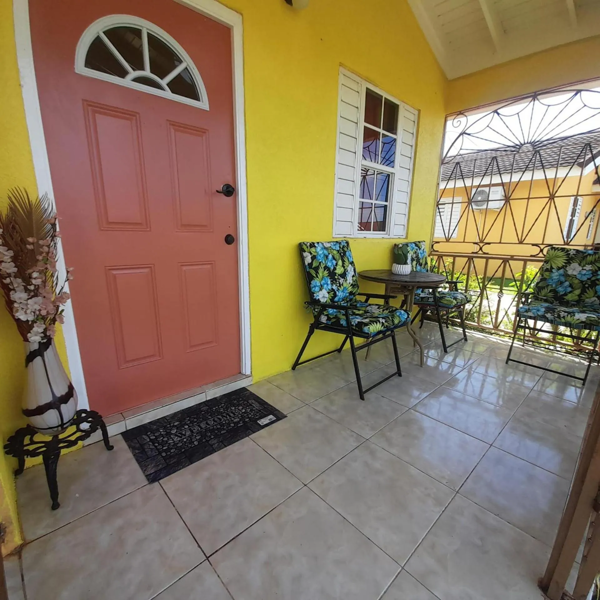 2 Bed-Sleeps 4-Gated community-5 Min Town Centre