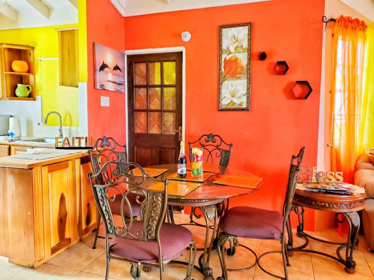 Dining area in 2 Bed-Sleeps 4-Gated community-5 Min Town Centre