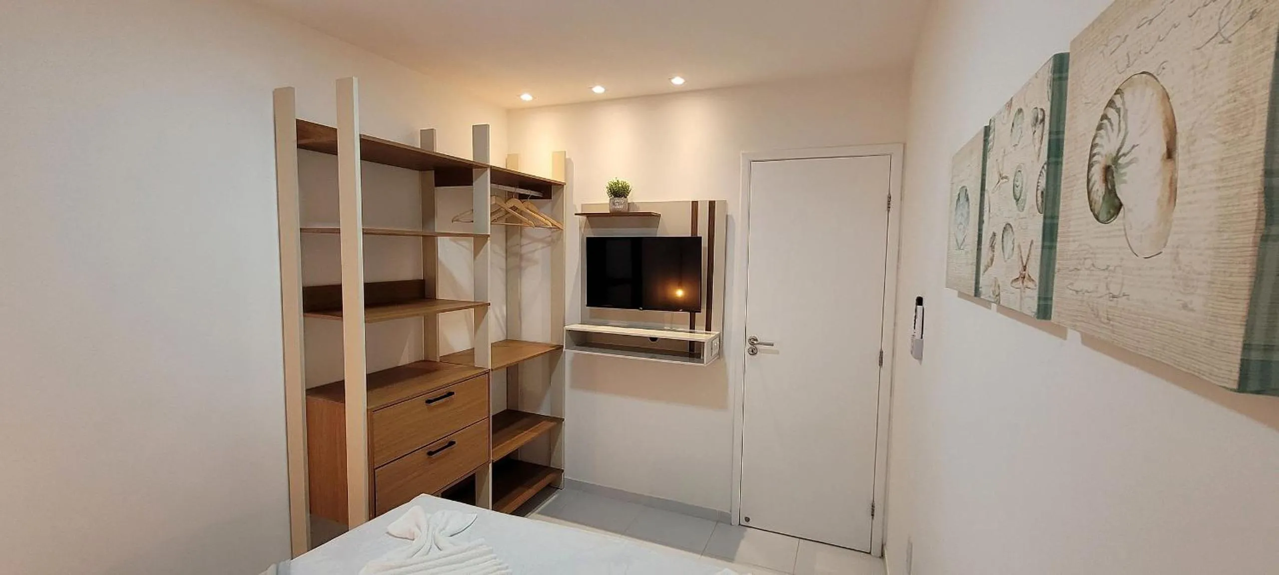 Photo of the whole room, Bed in Maria Farinha Residence / Prince - LocarHouse