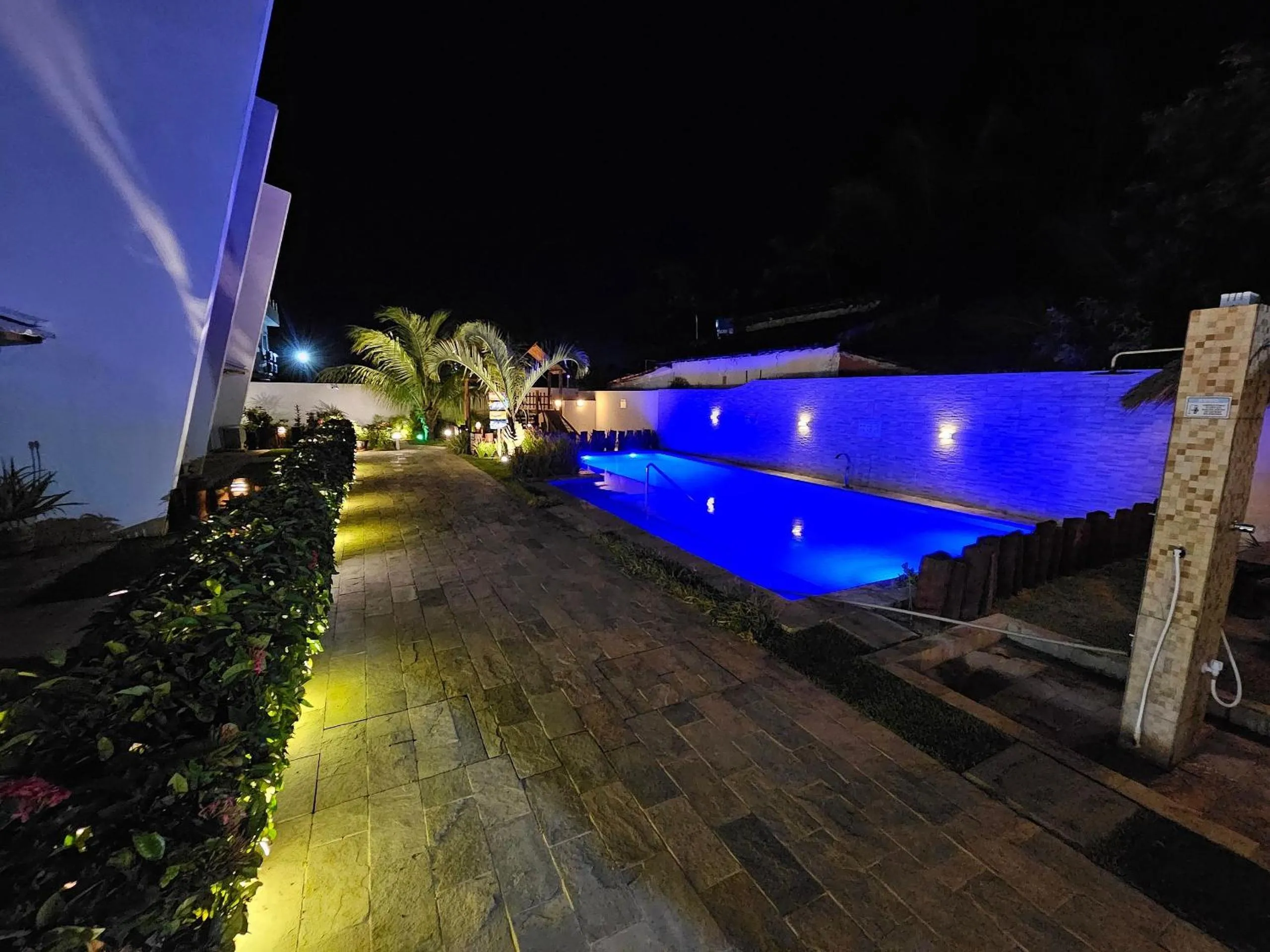 Swimming pool in Maria Farinha Residence / Prince - LocarHouse