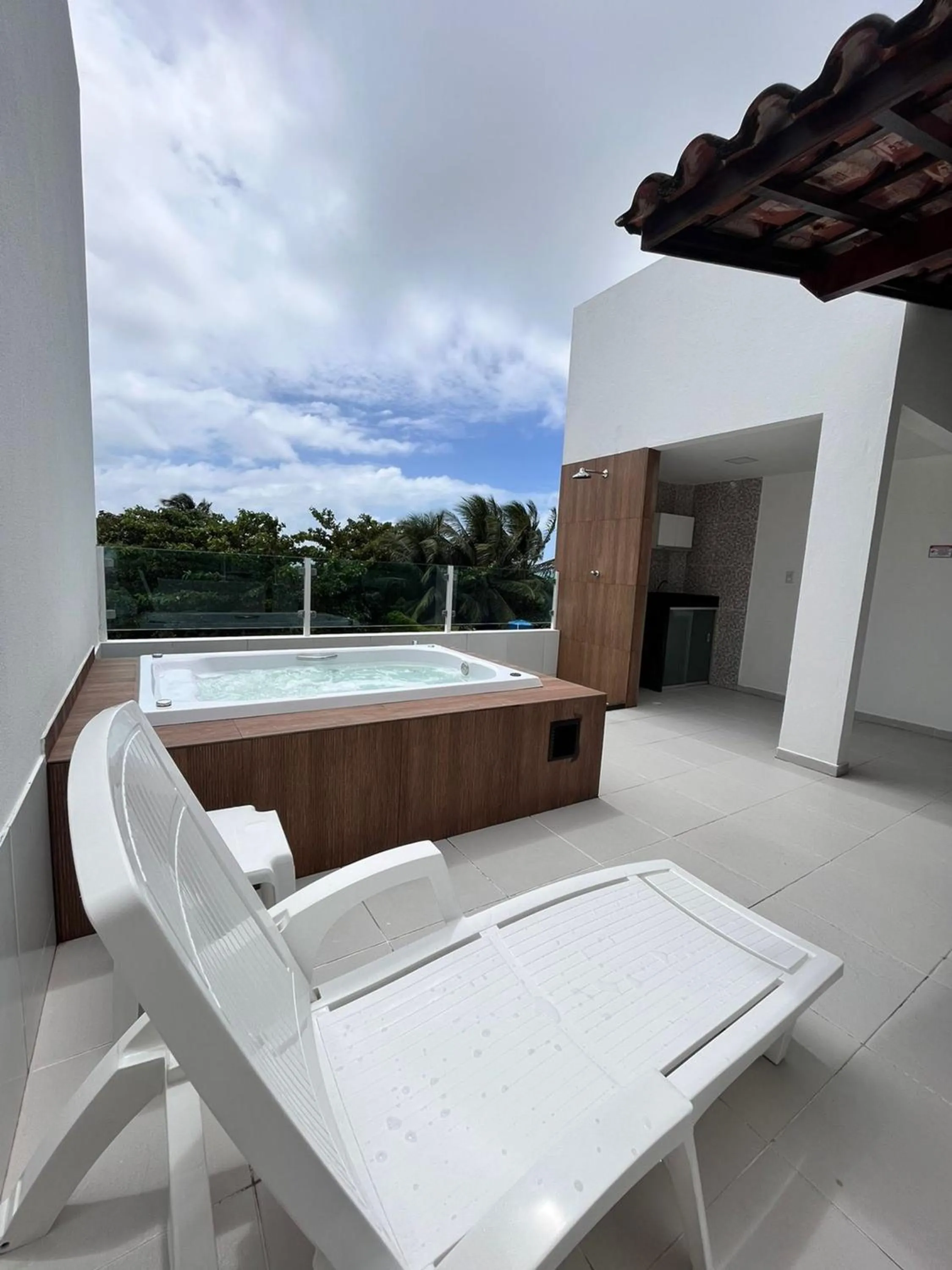 Hot Tub in Maria Farinha Residence / Prince - LocarHouse