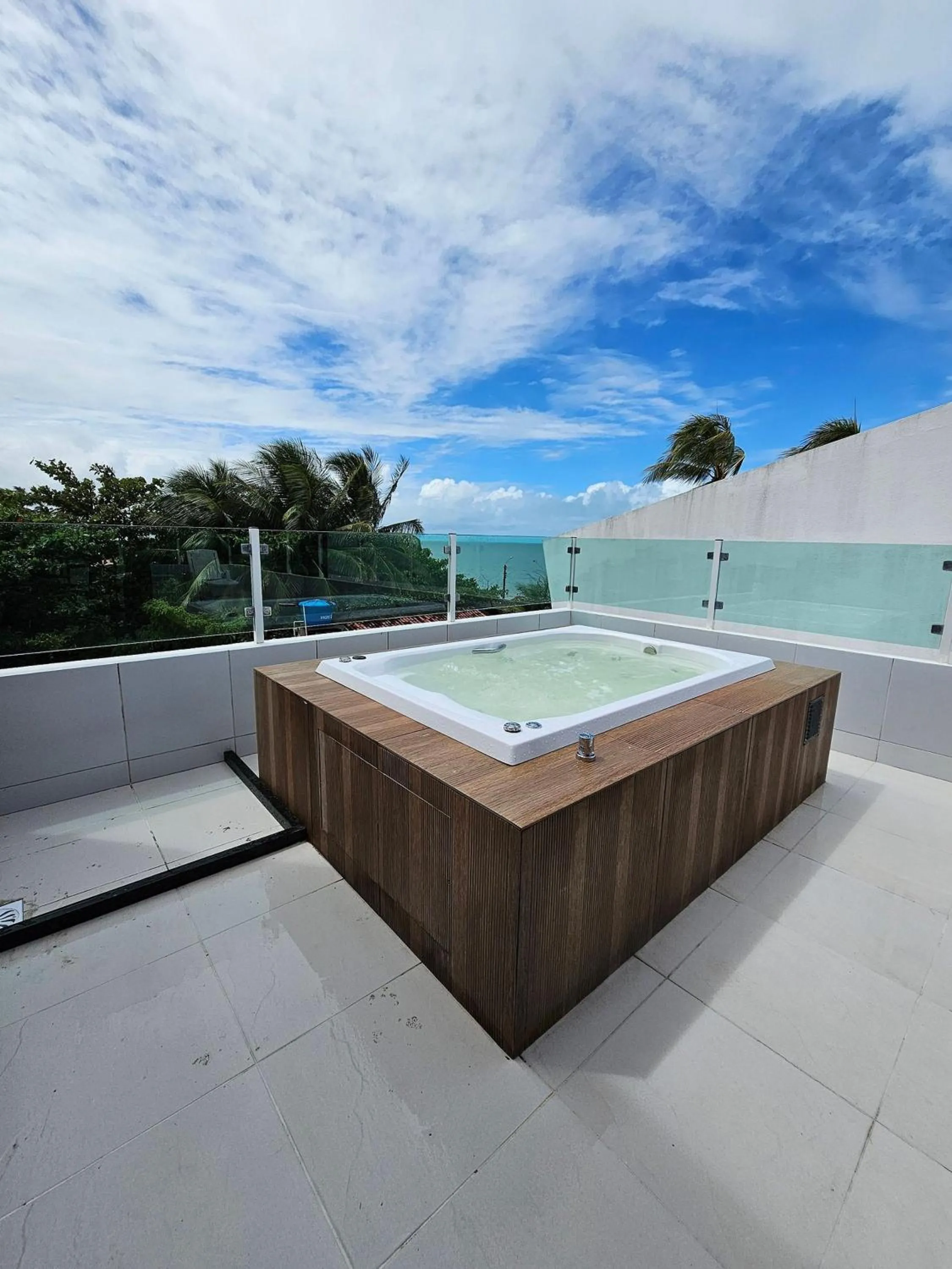Hot Tub in Maria Farinha Residence / Prince - LocarHouse
