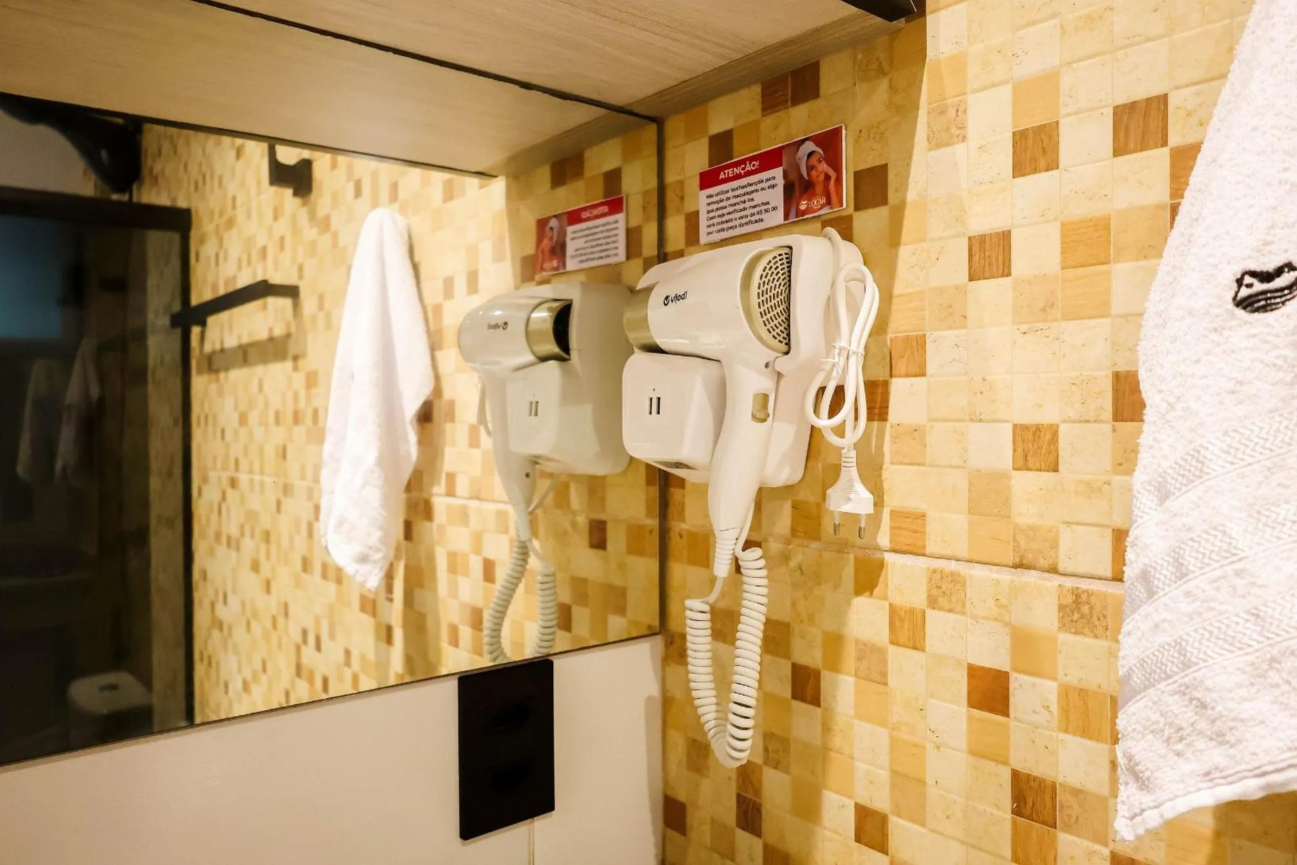 Bathroom in Maria Farinha Residence / Prince - LocarHouse