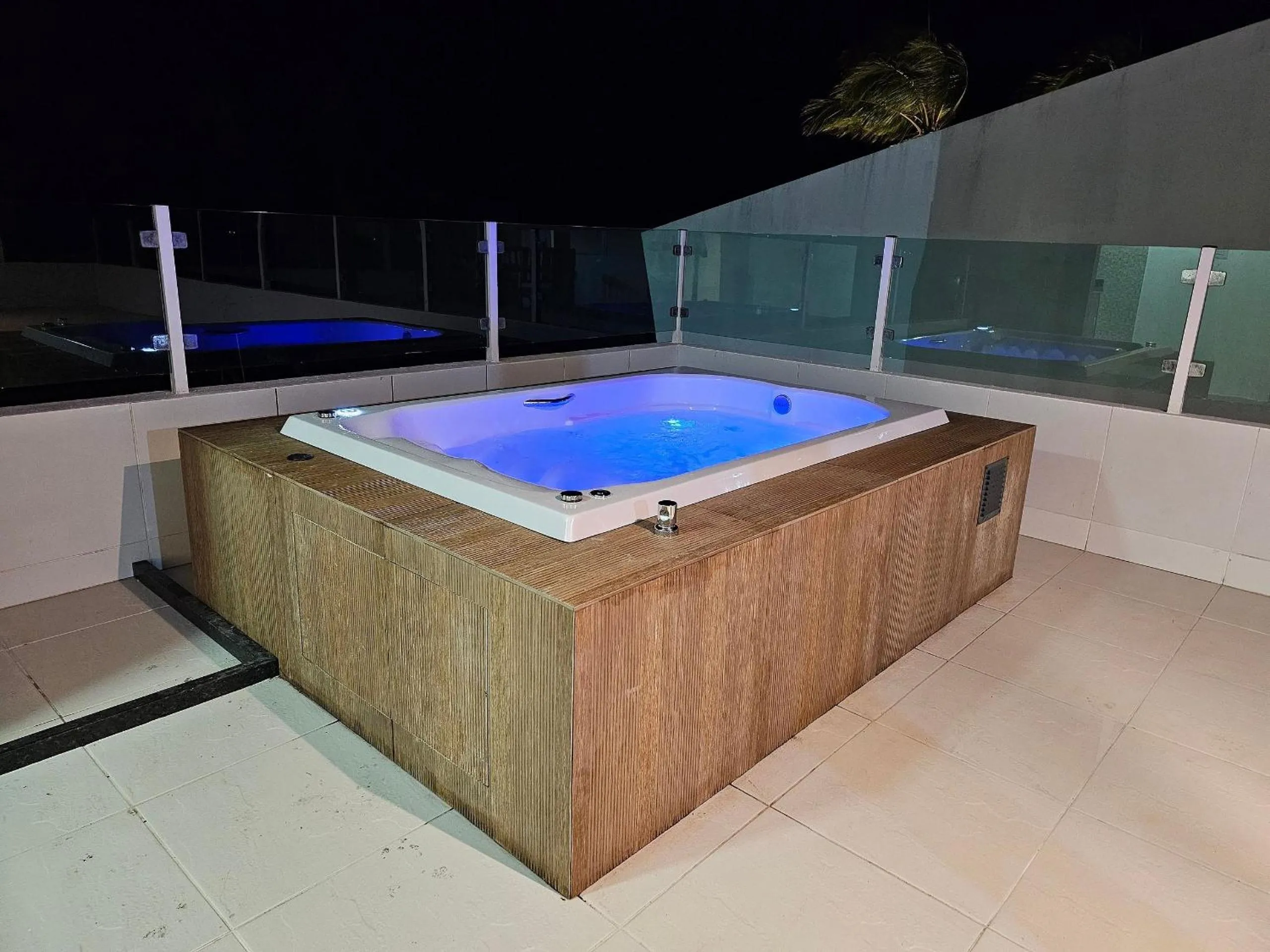 Hot Tub in Maria Farinha Residence / Prince - LocarHouse