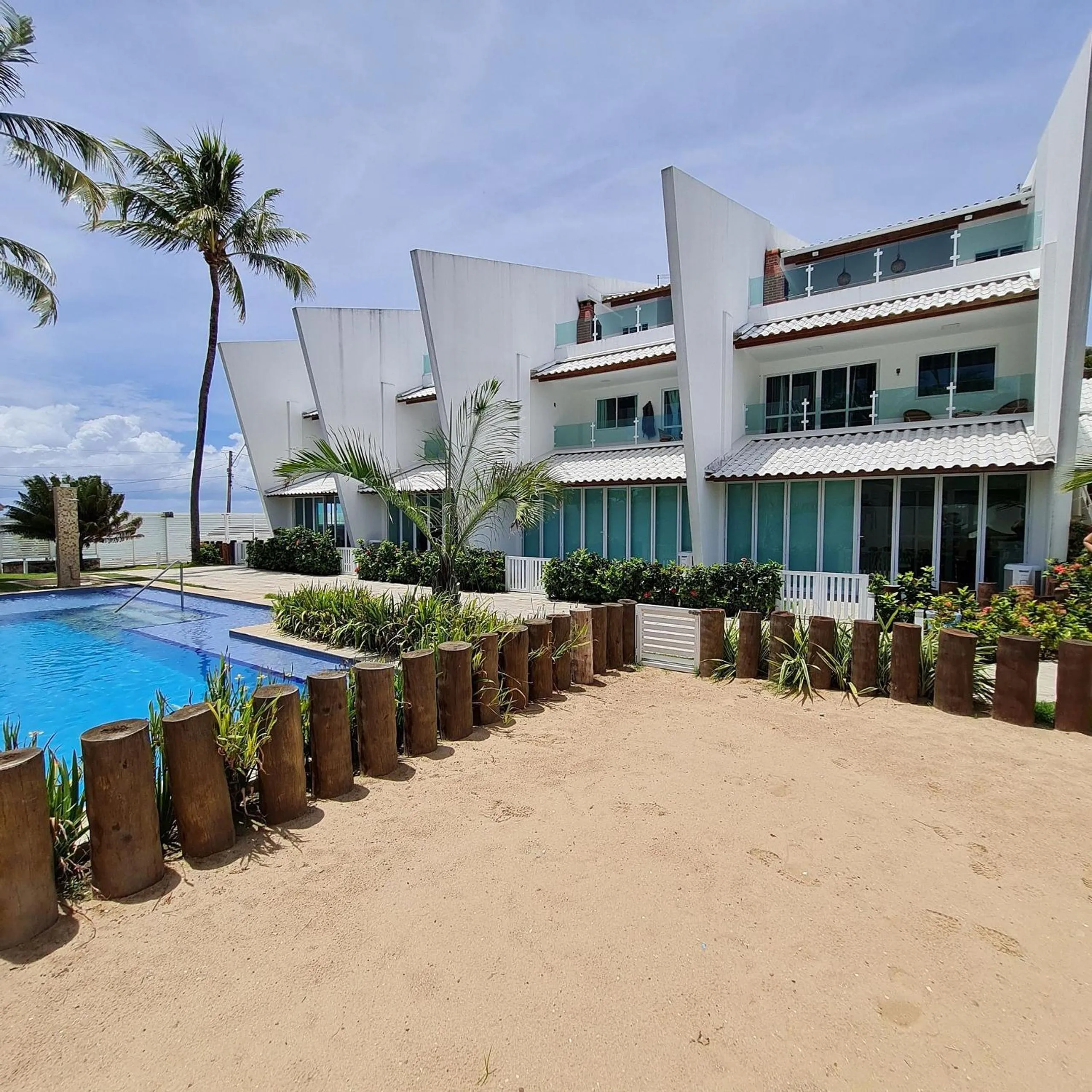 Pool view in Maria Farinha Residence / Prince - LocarHouse