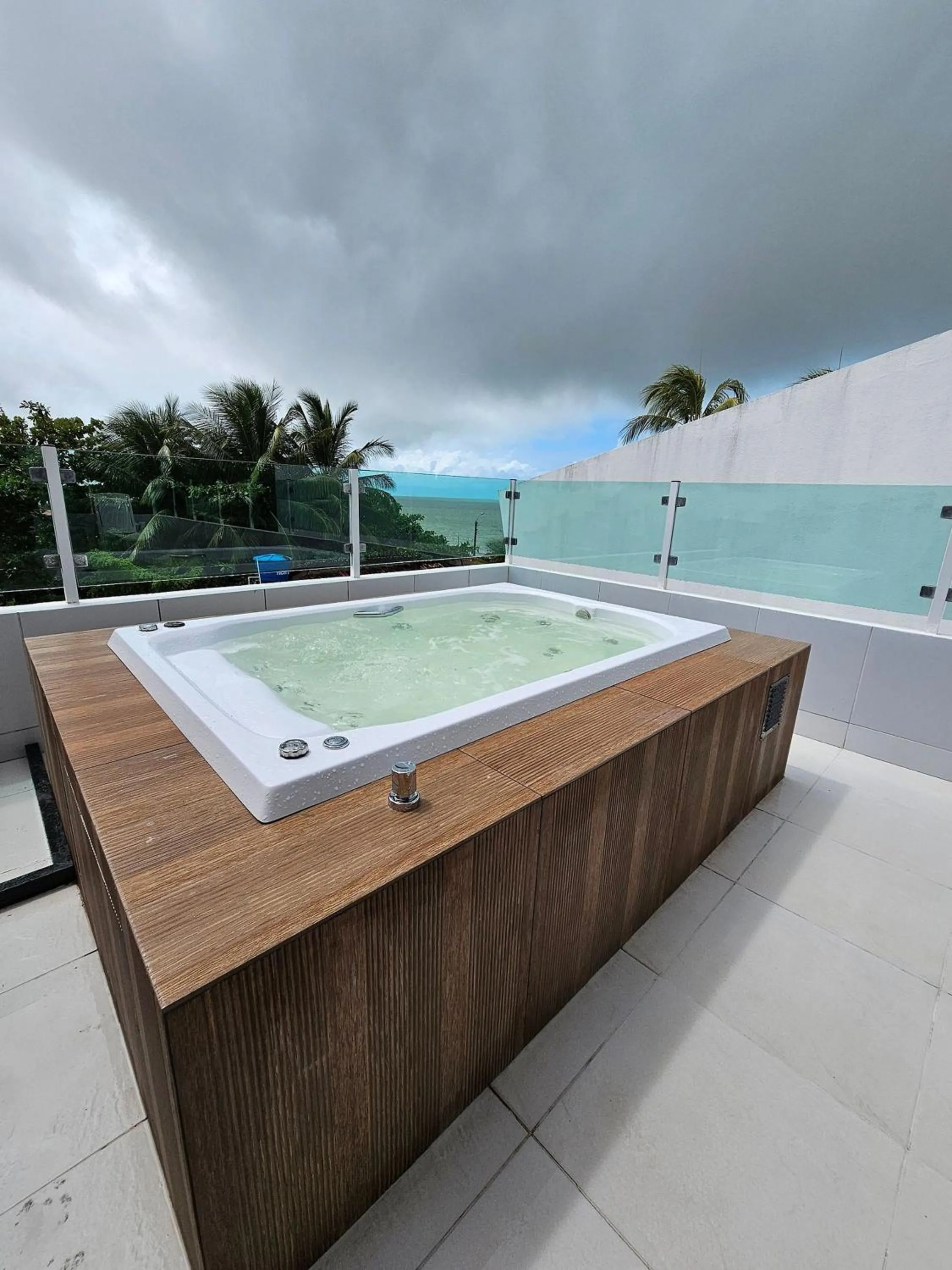Hot Tub in Maria Farinha Residence / Prince - LocarHouse