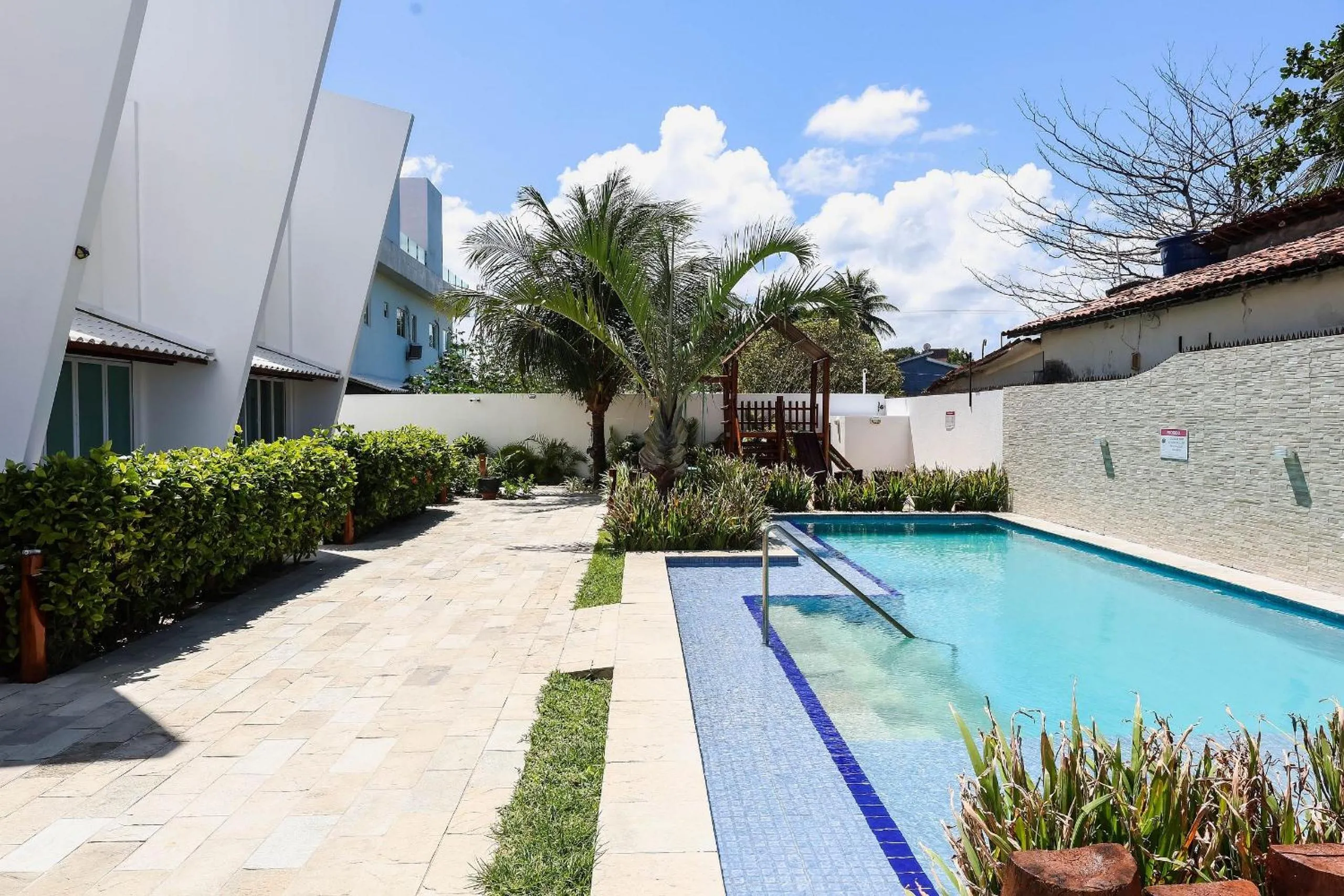 Garden view in Maria Farinha Residence / Prince - LocarHouse
