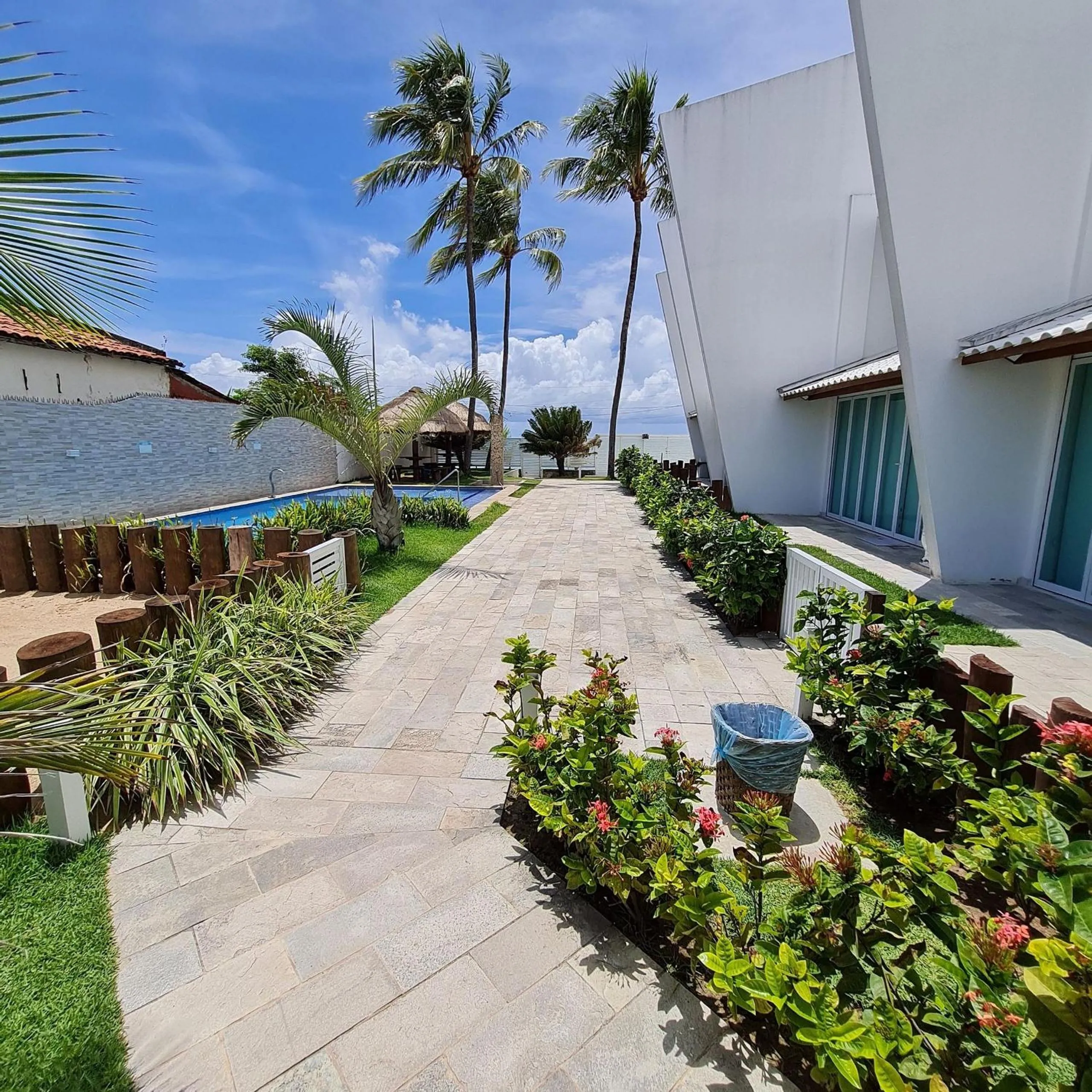 Patio in Maria Farinha Residence / Prince - LocarHouse