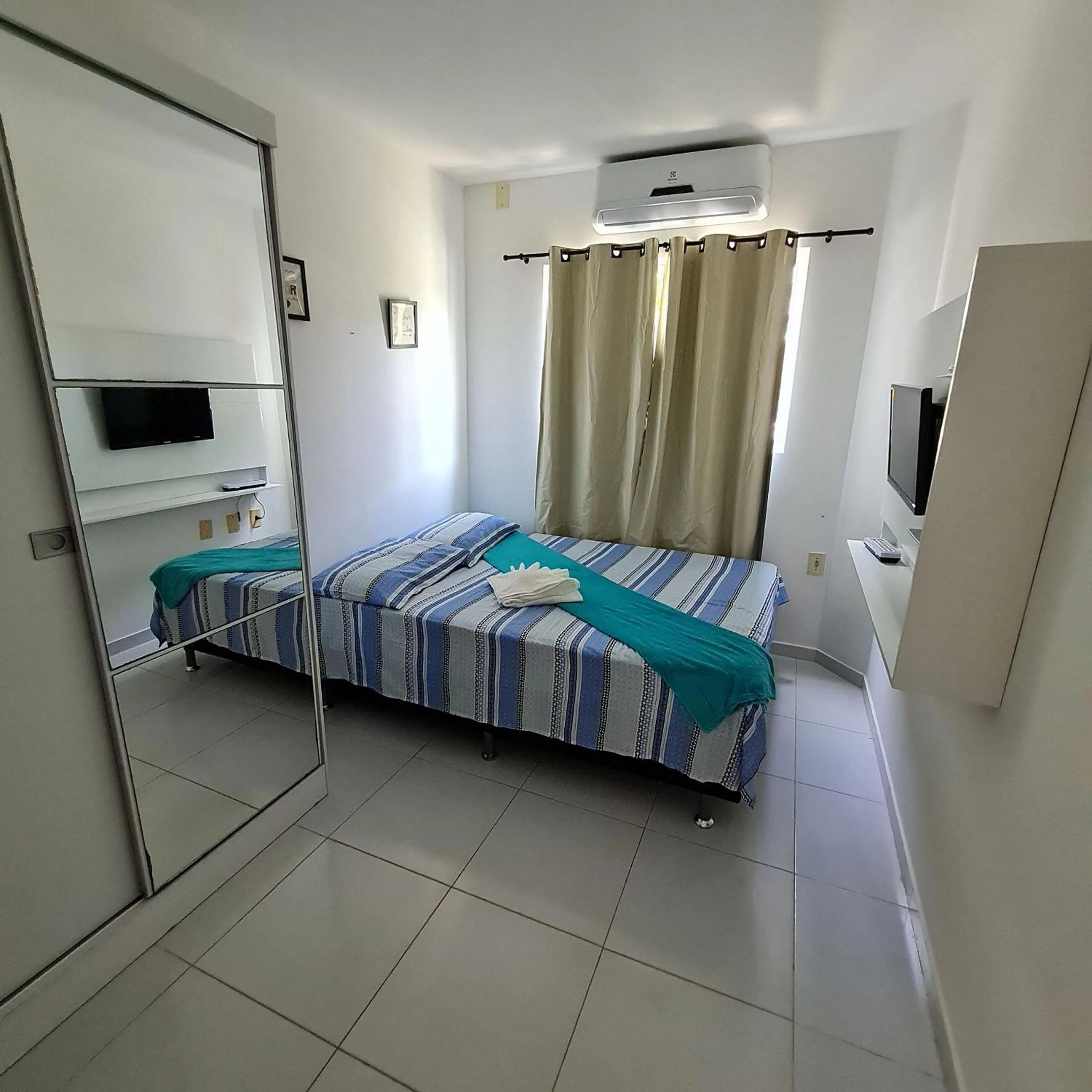 Bedroom, Bed in Maria Farinha Residence / Prince - LocarHouse