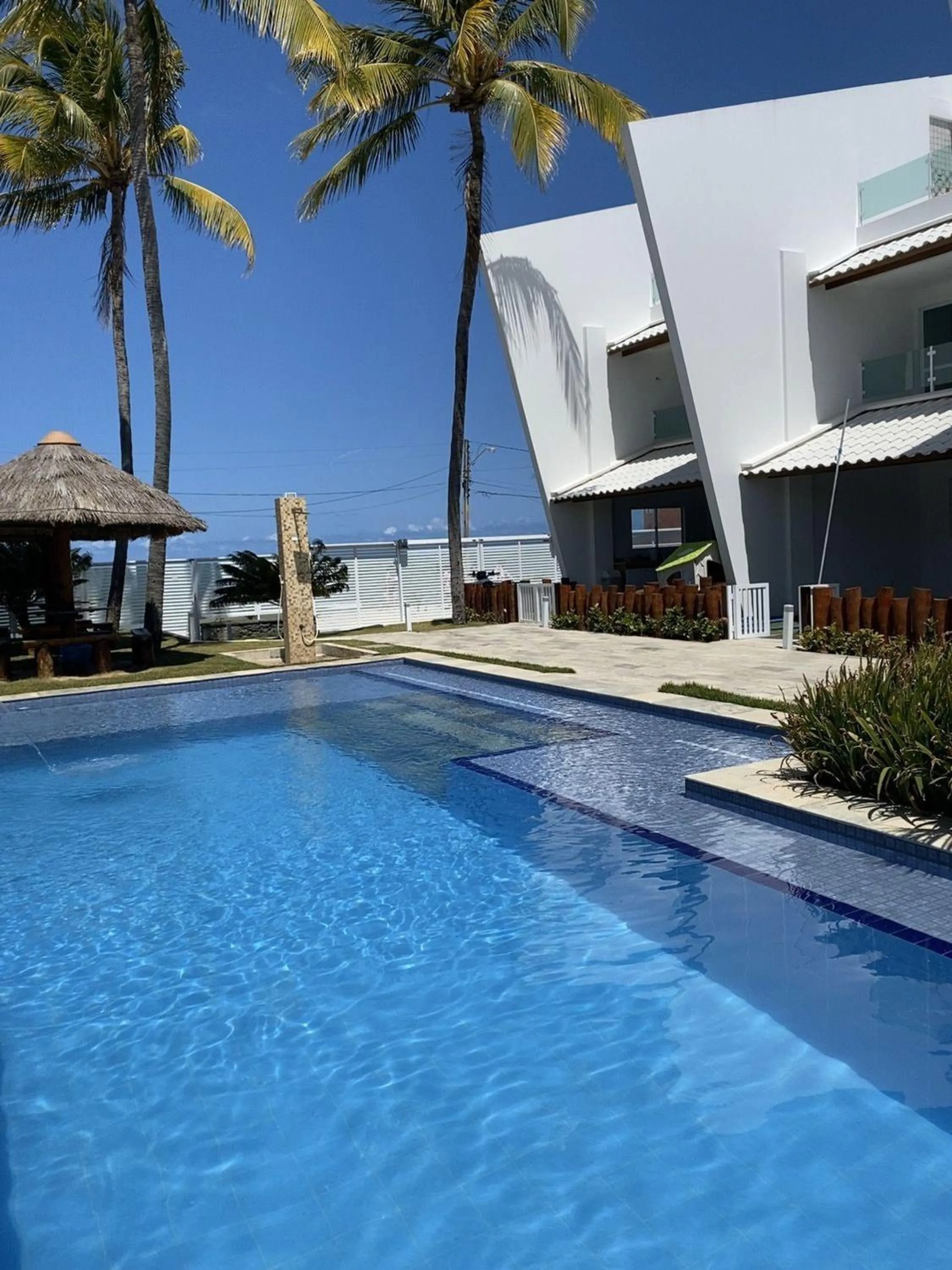 Swimming pool in Maria Farinha Residence / Prince - LocarHouse
