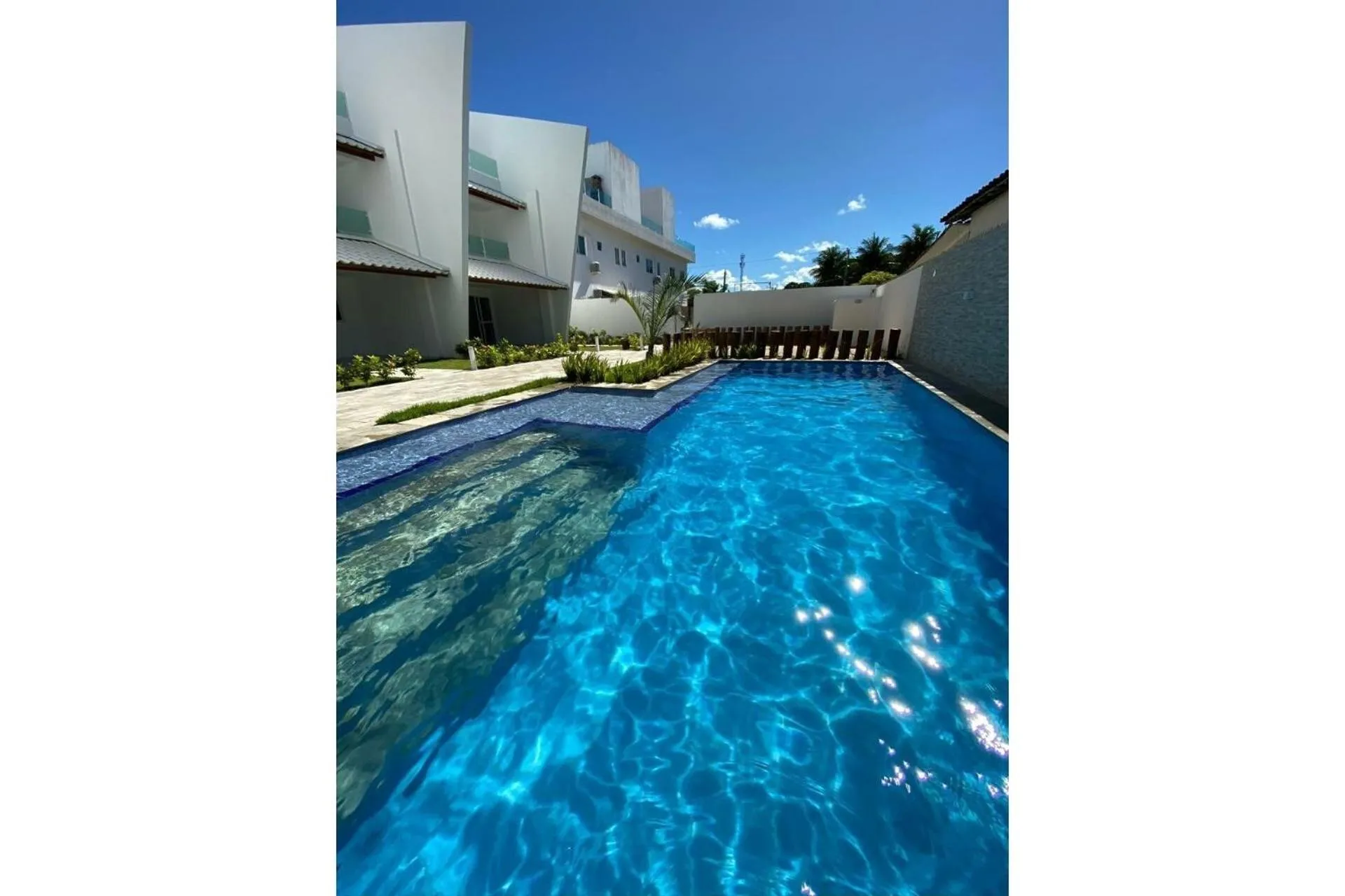 Swimming pool in Maria Farinha Residence / Prince - LocarHouse