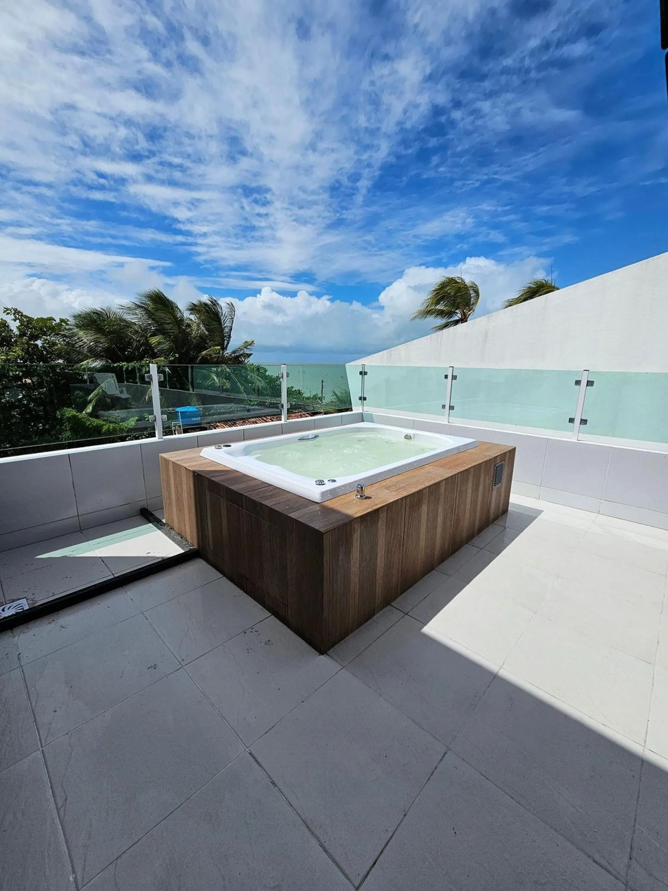 Hot Tub in Maria Farinha Residence / Prince - LocarHouse
