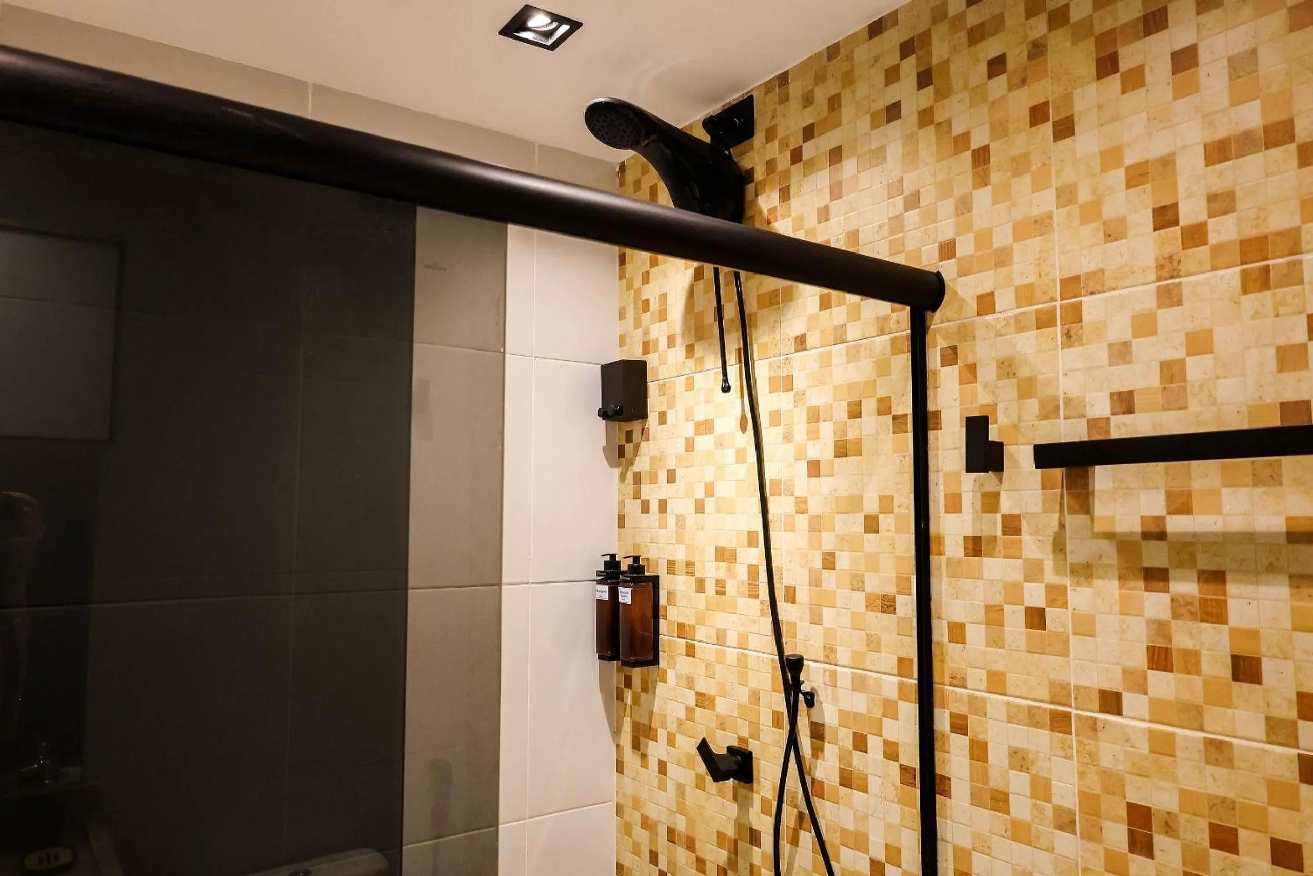 Toilet in Maria Farinha Residence / Prince - LocarHouse