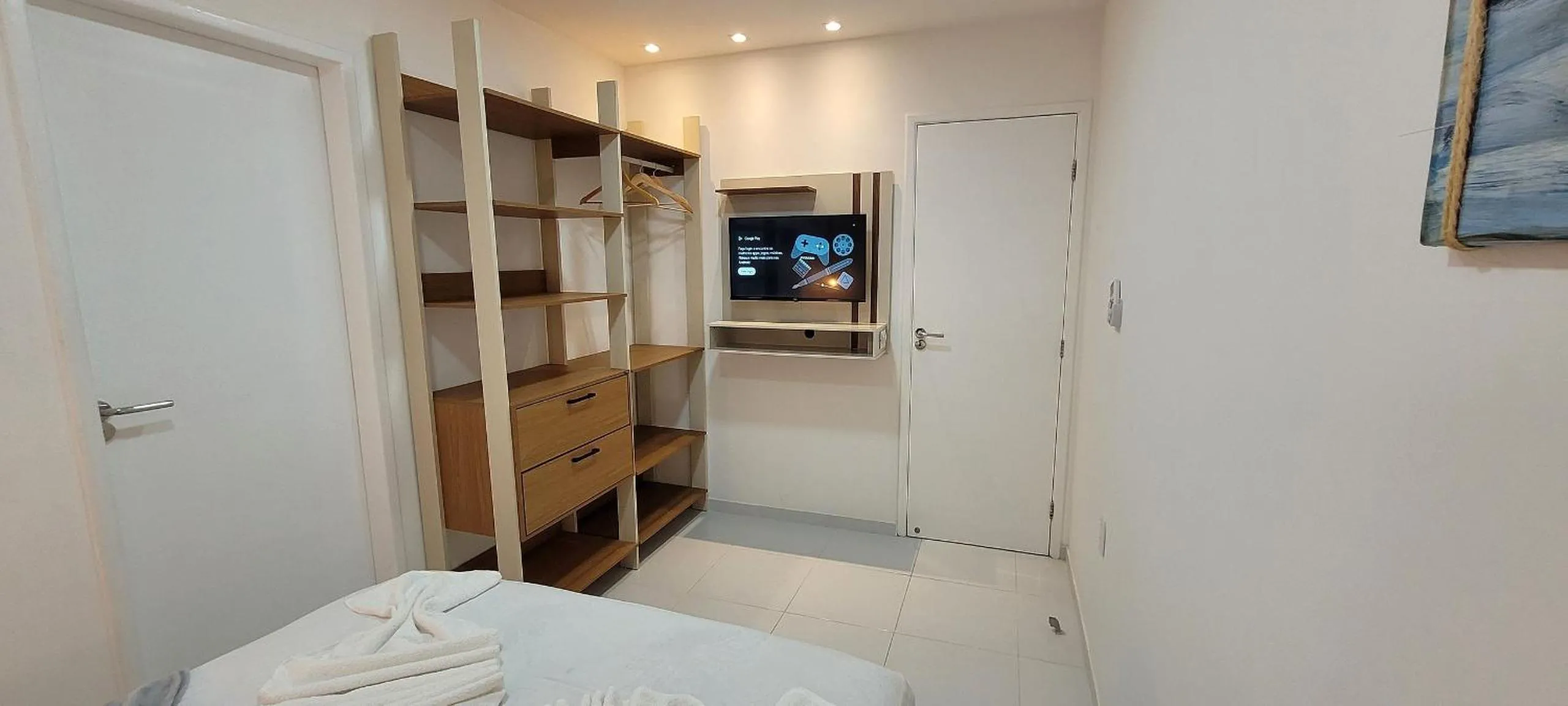 Photo of the whole room, Bed in Maria Farinha Residence / Prince - LocarHouse