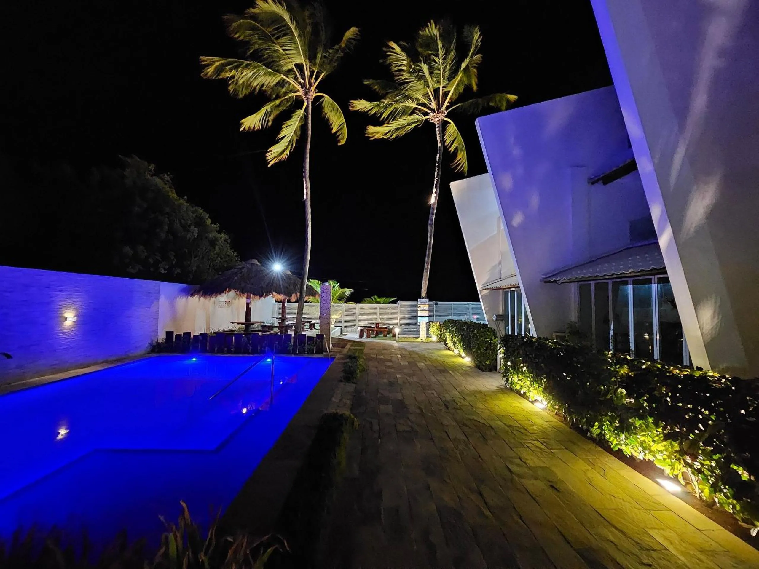 Garden in Maria Farinha Residence / Prince - LocarHouse
