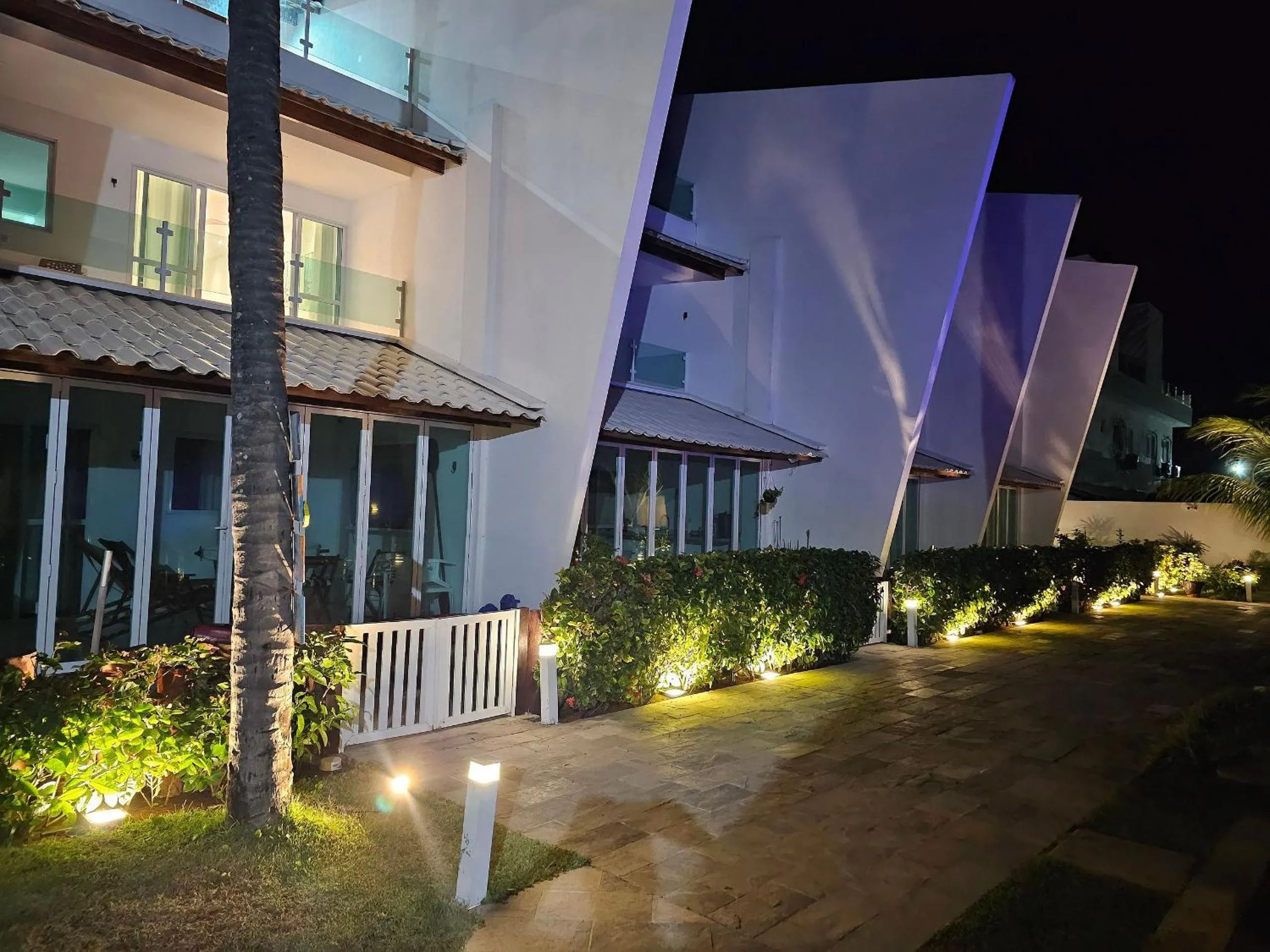 Garden in Maria Farinha Residence / Prince - LocarHouse