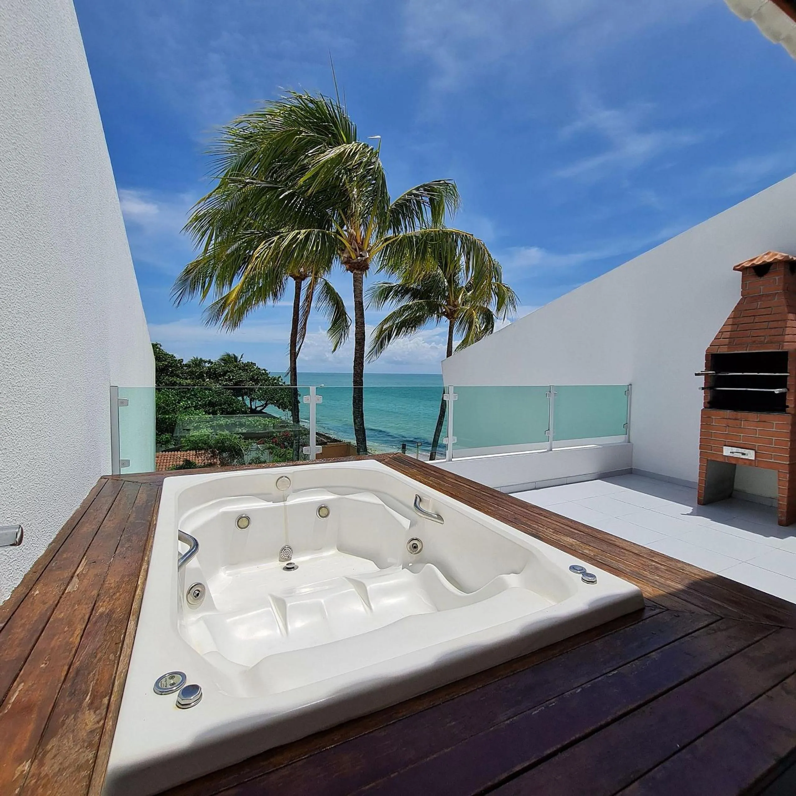 Hot Tub in Maria Farinha Residence / Prince - LocarHouse