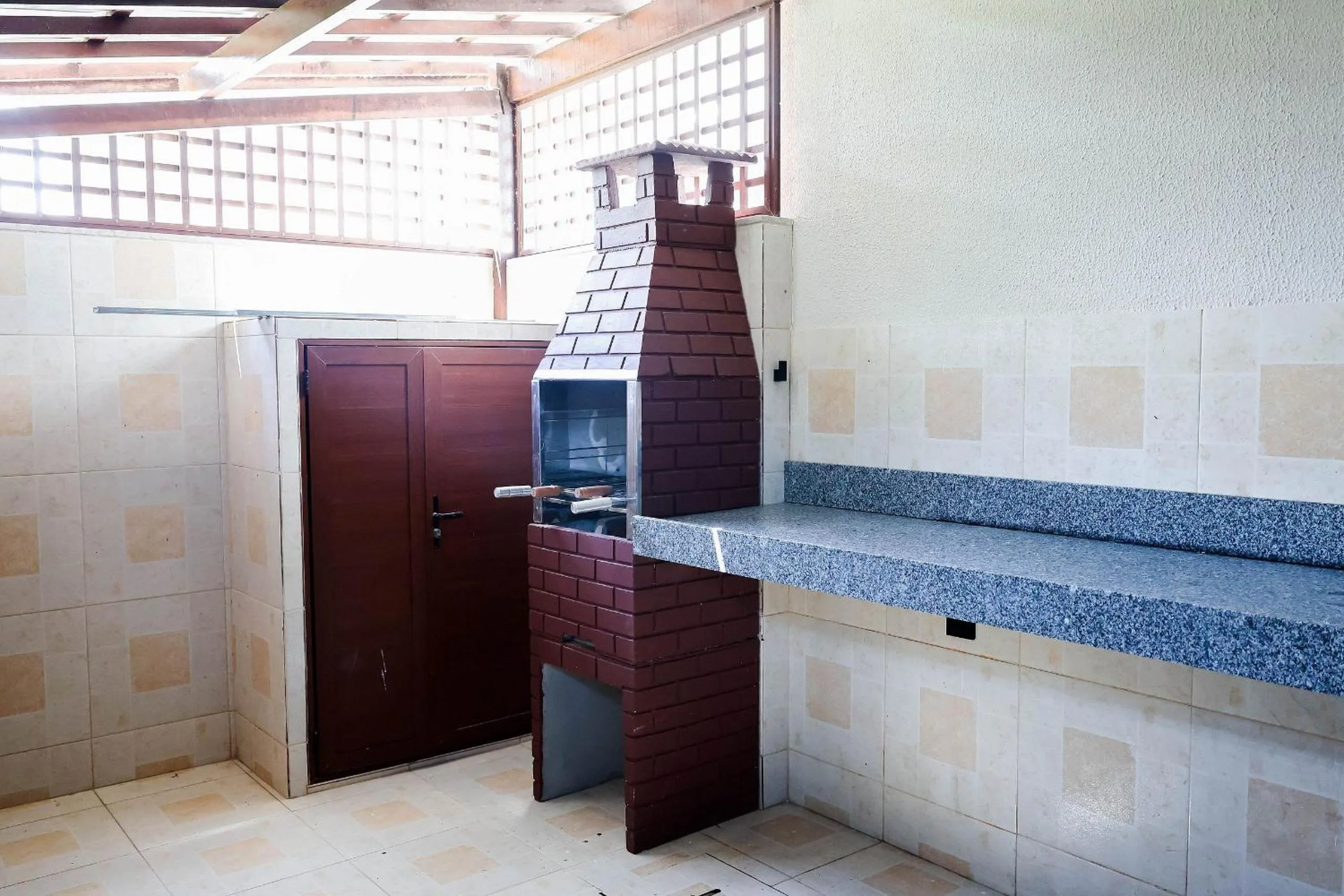 BBQ facilities in Maria Farinha Residence / Prince - LocarHouse