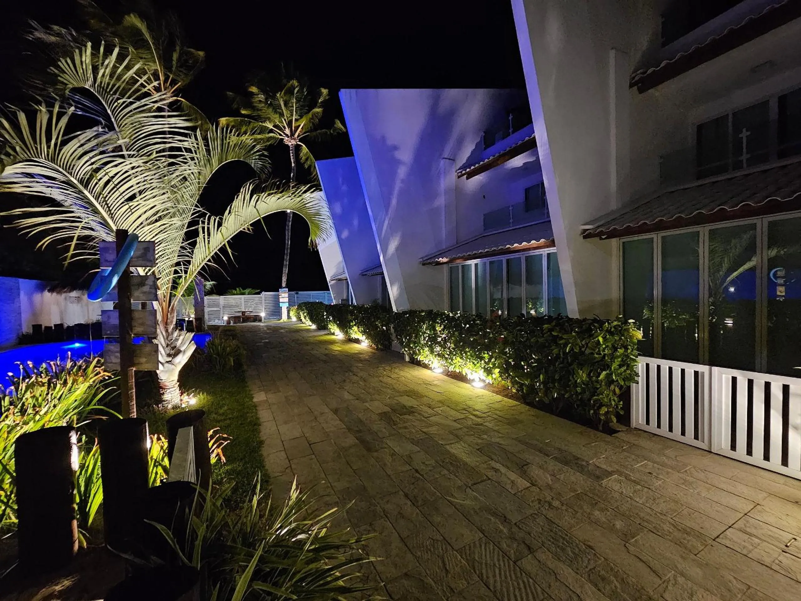 Garden in Maria Farinha Residence / Prince - LocarHouse