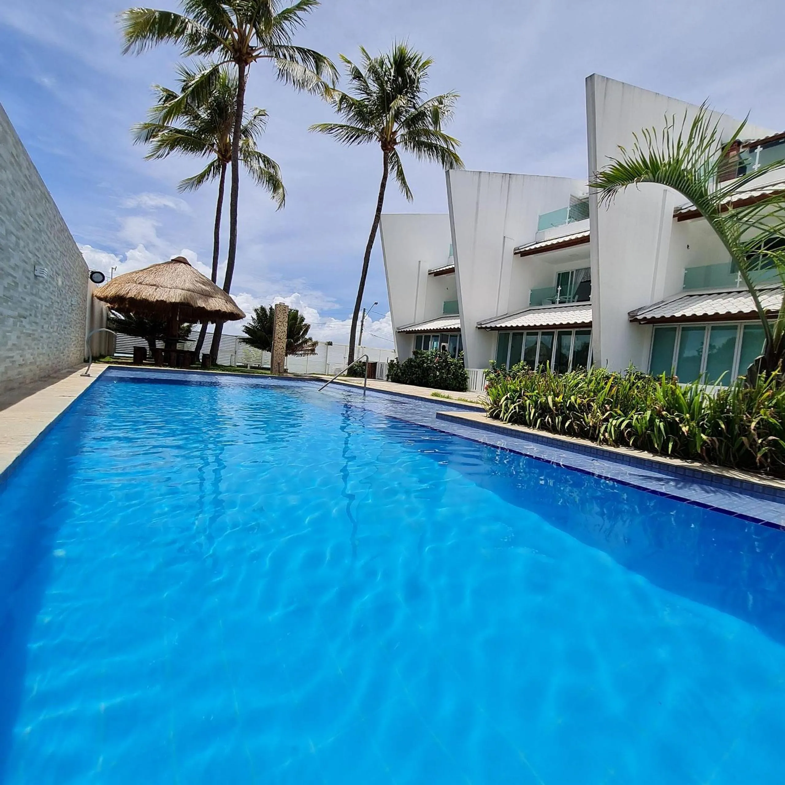 Swimming pool in Maria Farinha Residence / Prince - LocarHouse