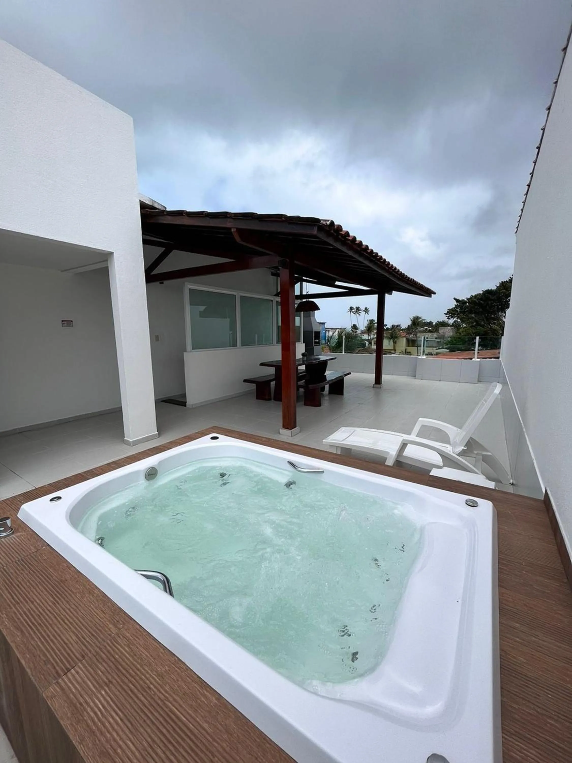 Hot Tub in Maria Farinha Residence / Prince - LocarHouse