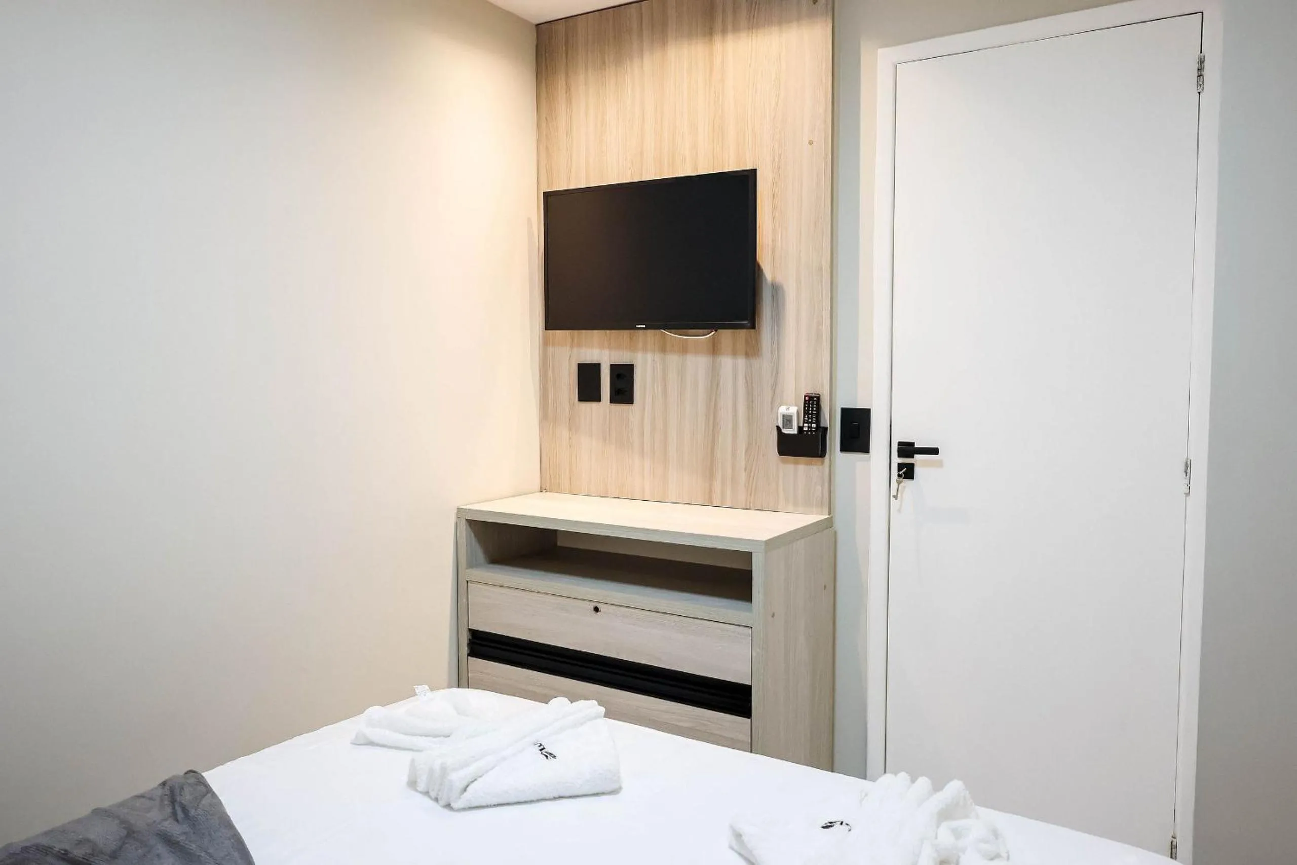Photo of the whole room, Bed in Maria Farinha Residence / Prince - LocarHouse