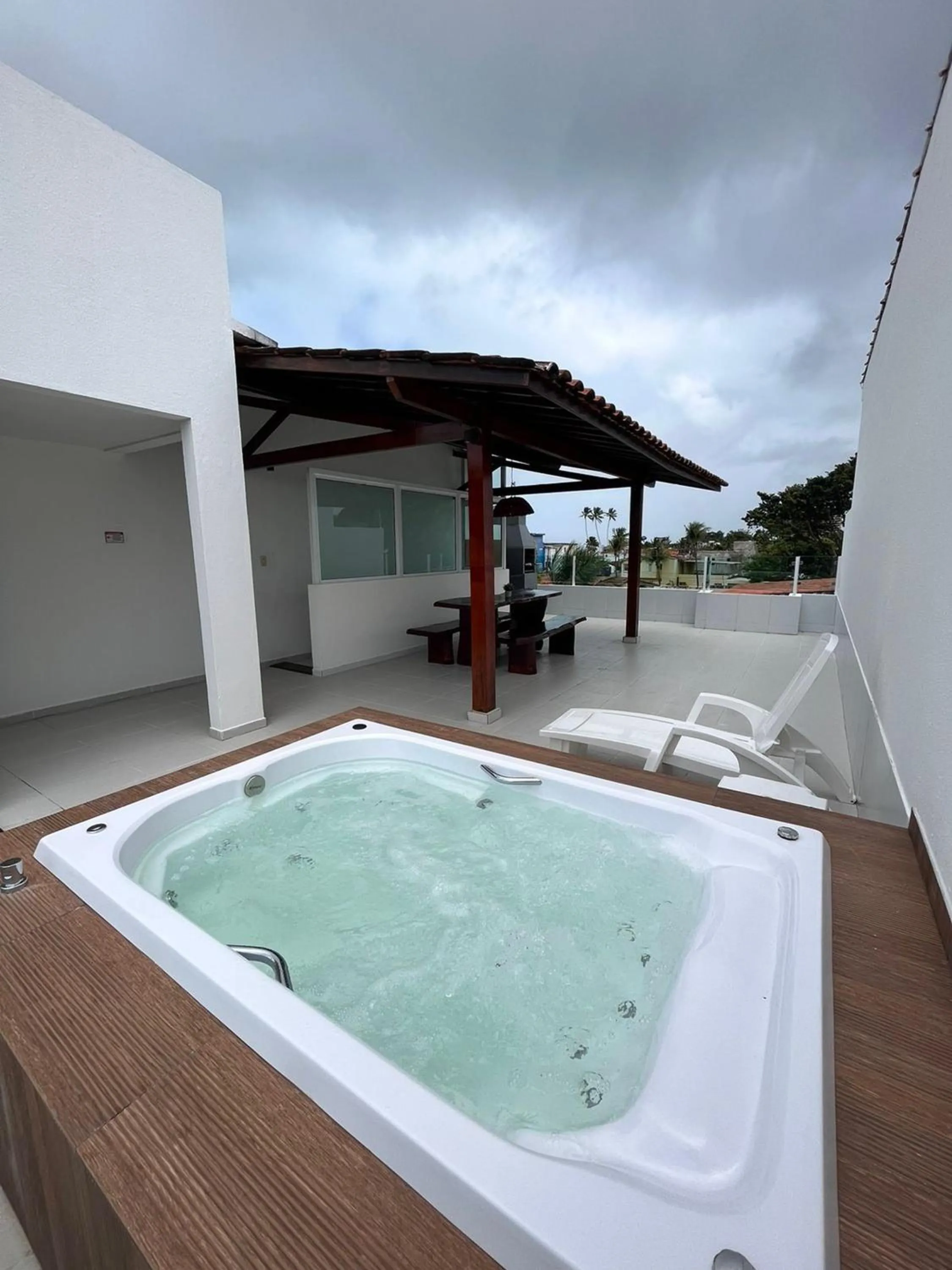 Hot Tub in Maria Farinha Residence / Prince - LocarHouse