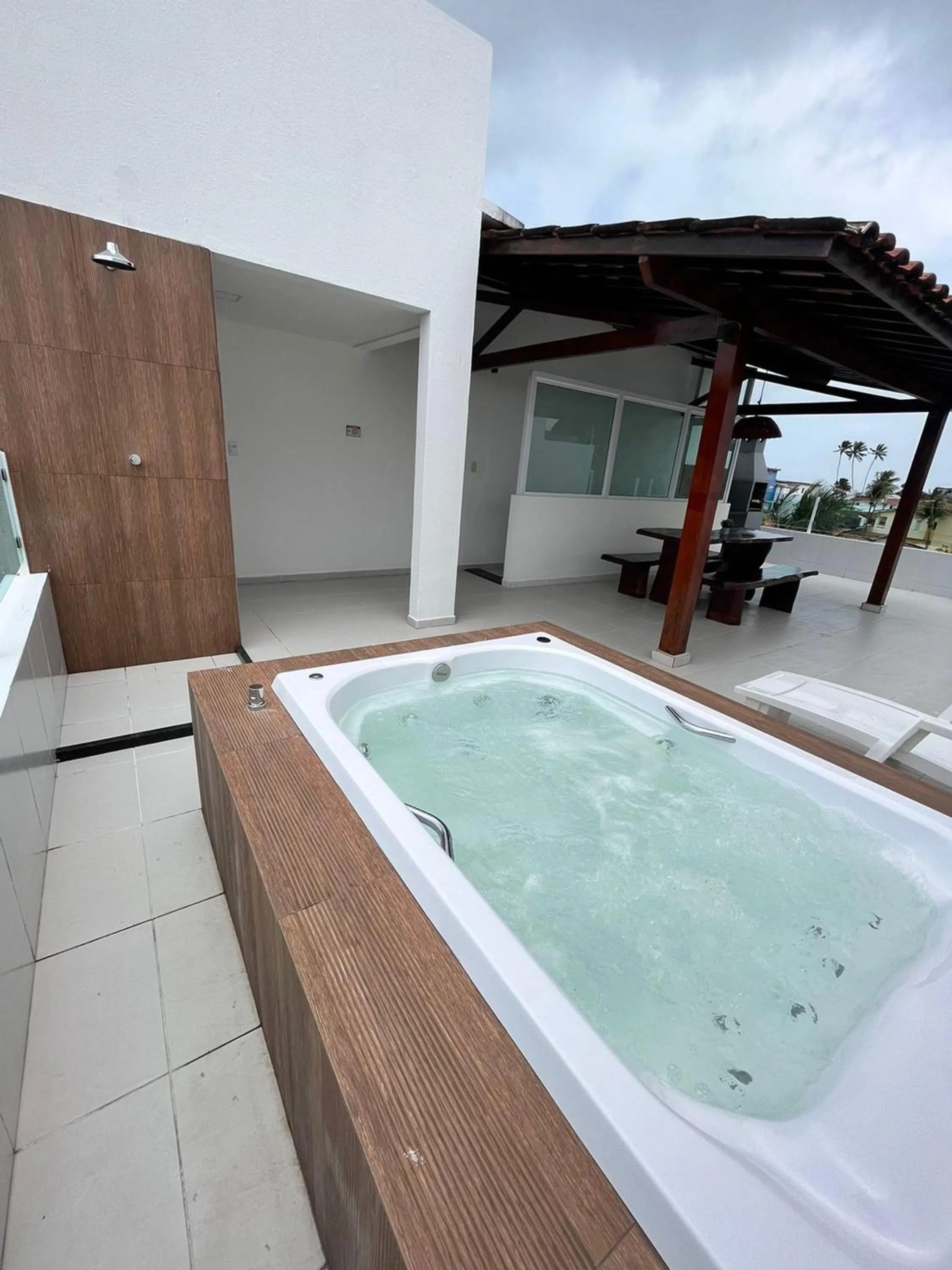 Hot Tub in Maria Farinha Residence / Prince - LocarHouse