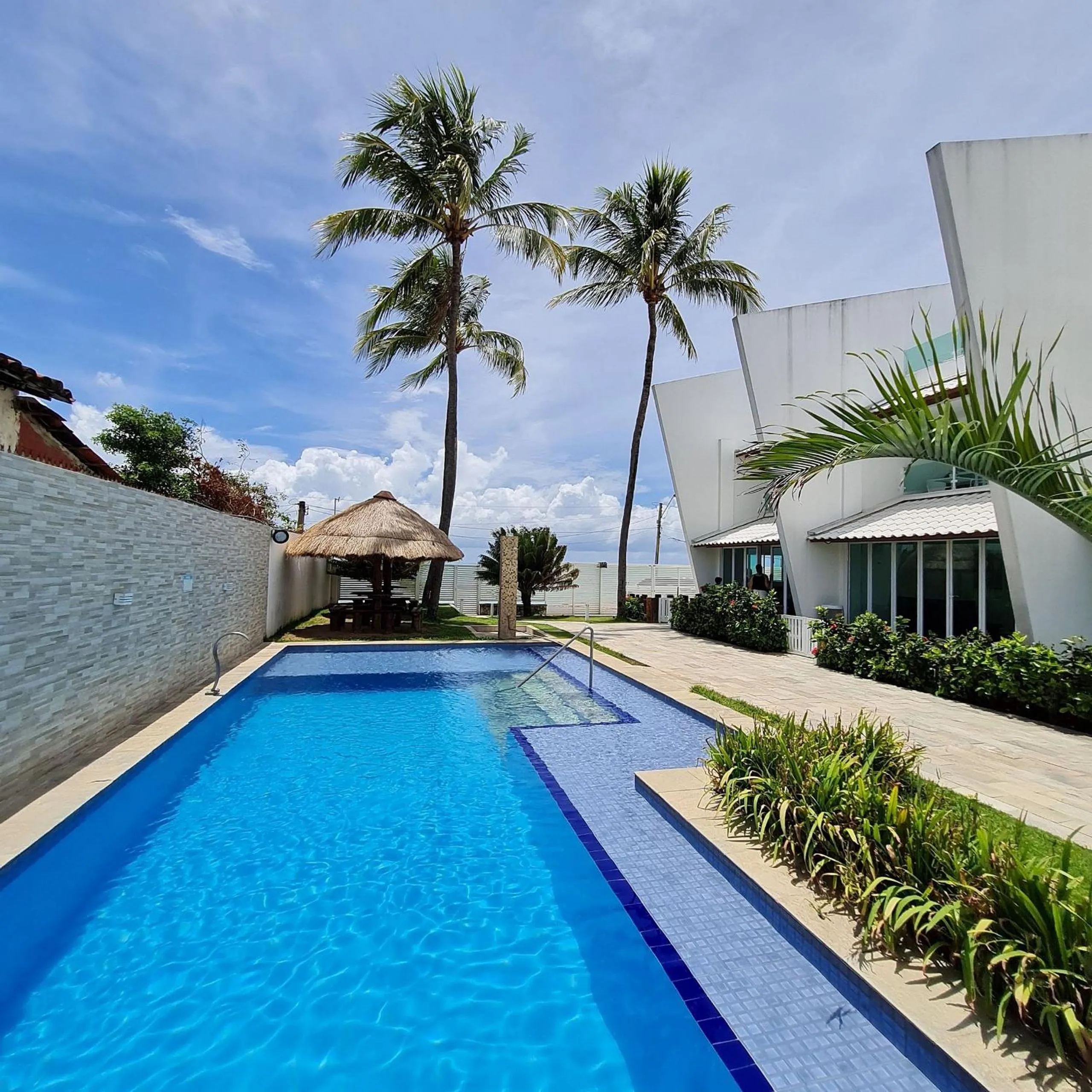 Swimming pool in Maria Farinha Residence / Prince - LocarHouse