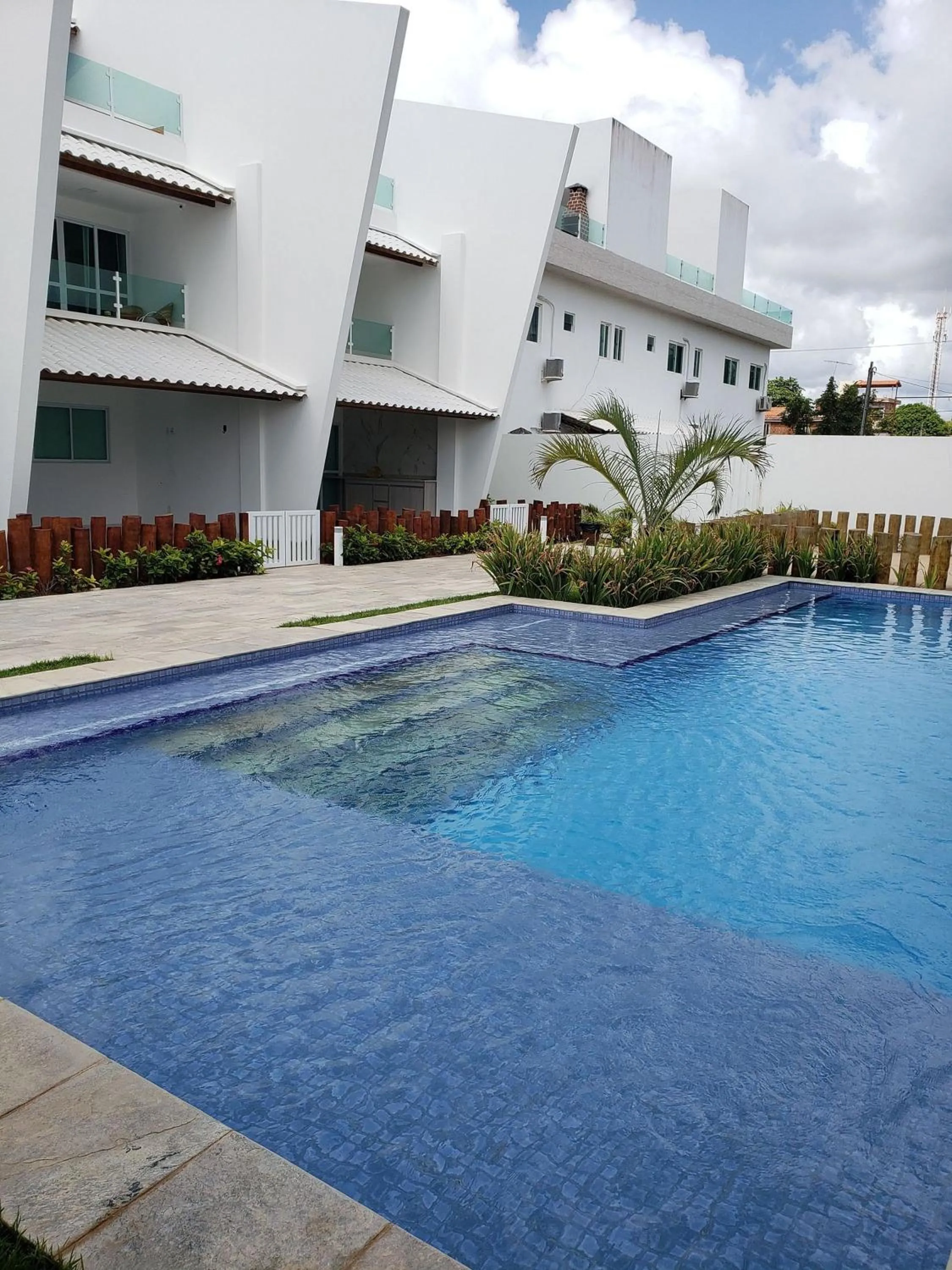 Swimming pool in Maria Farinha Residence / Prince - LocarHouse