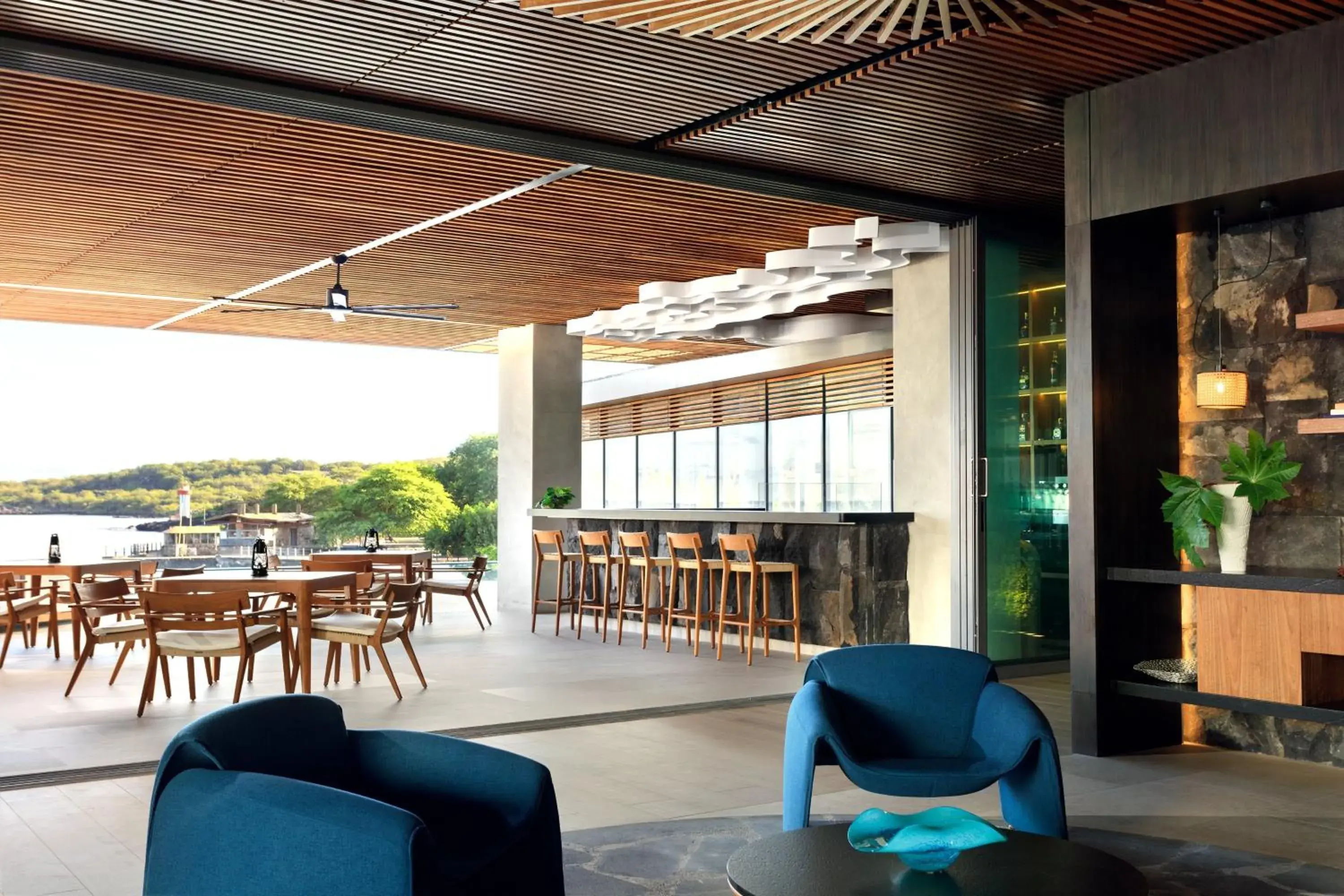Lounge or bar in Hotel Indigo - Galapagos by IHG Lounge or bar in Hotel Indigo - Galapagos by IHG