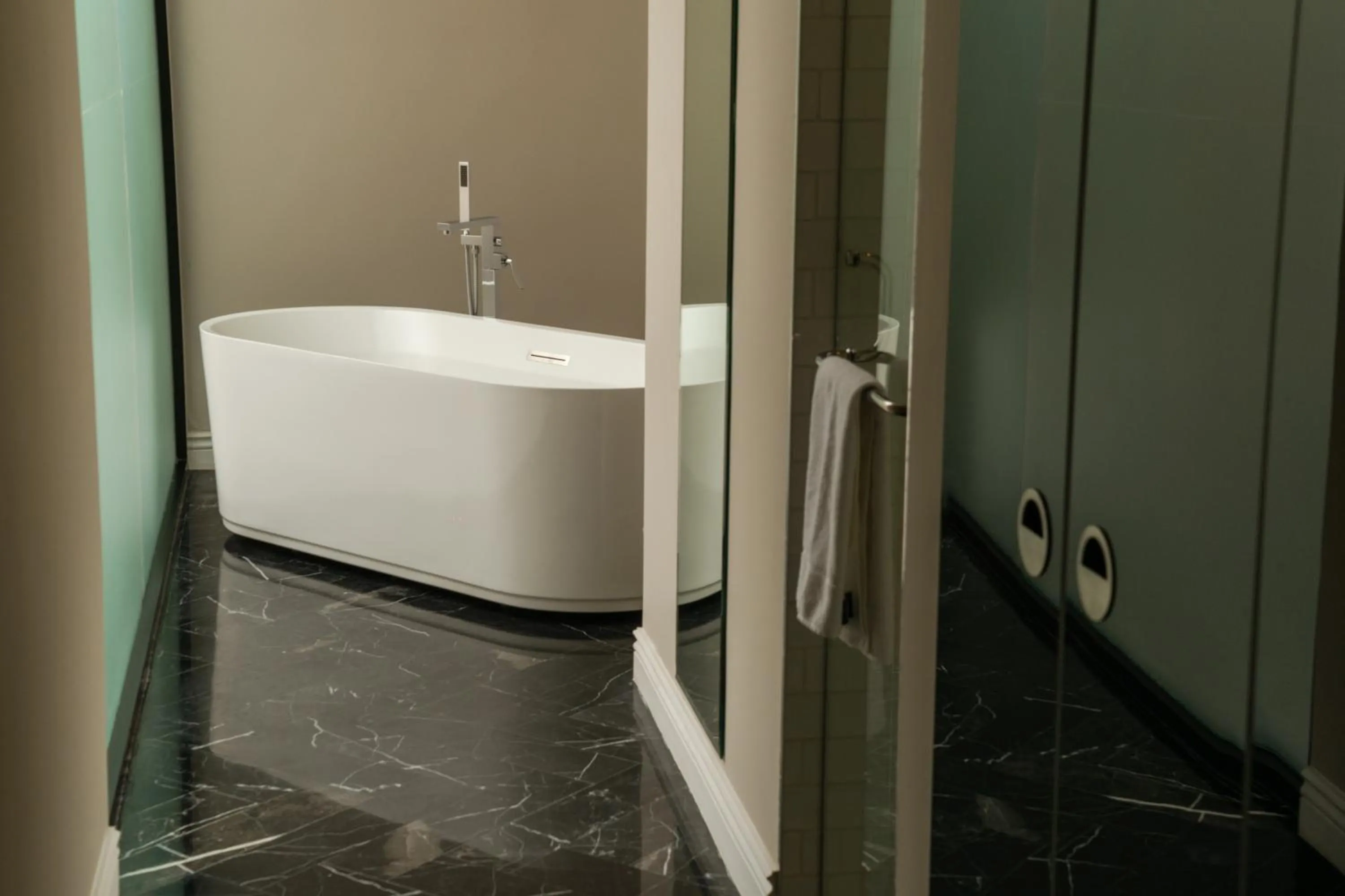 Bath in Hotel Plaza 79