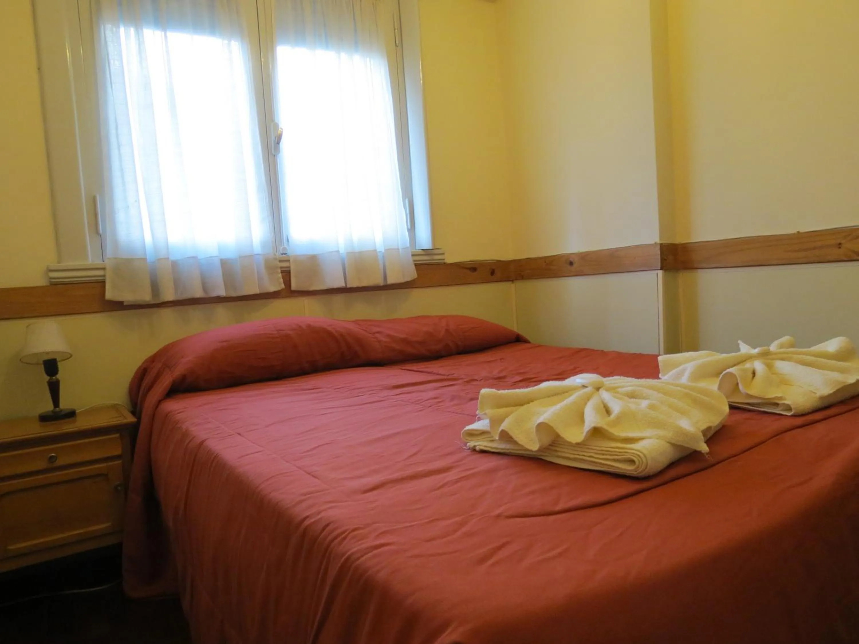 Photo of the whole room, Bed in Hotel Raglan