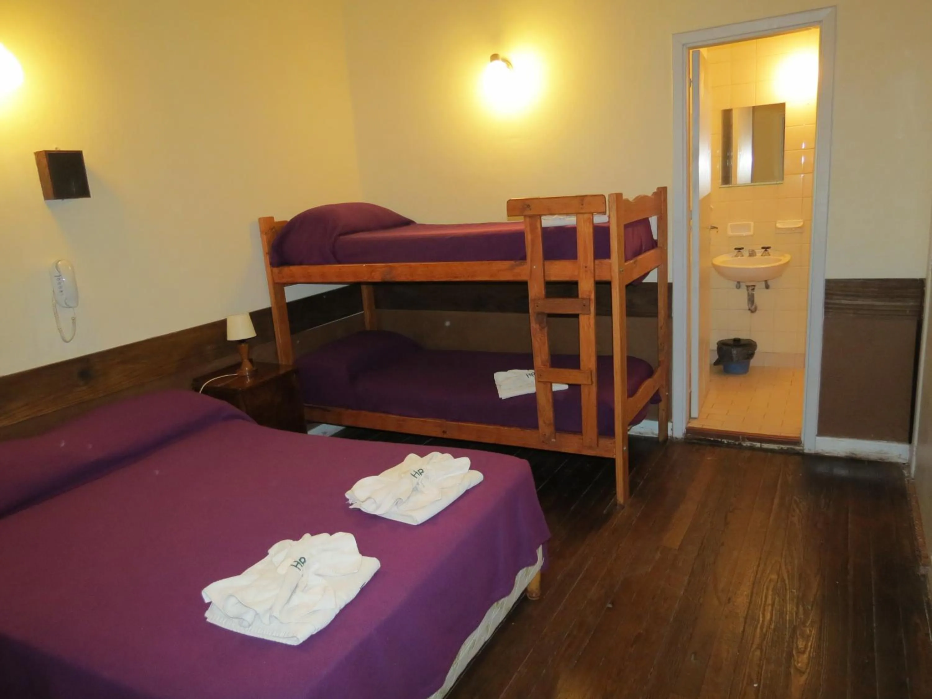 Photo of the whole room, Bed in Hotel Raglan