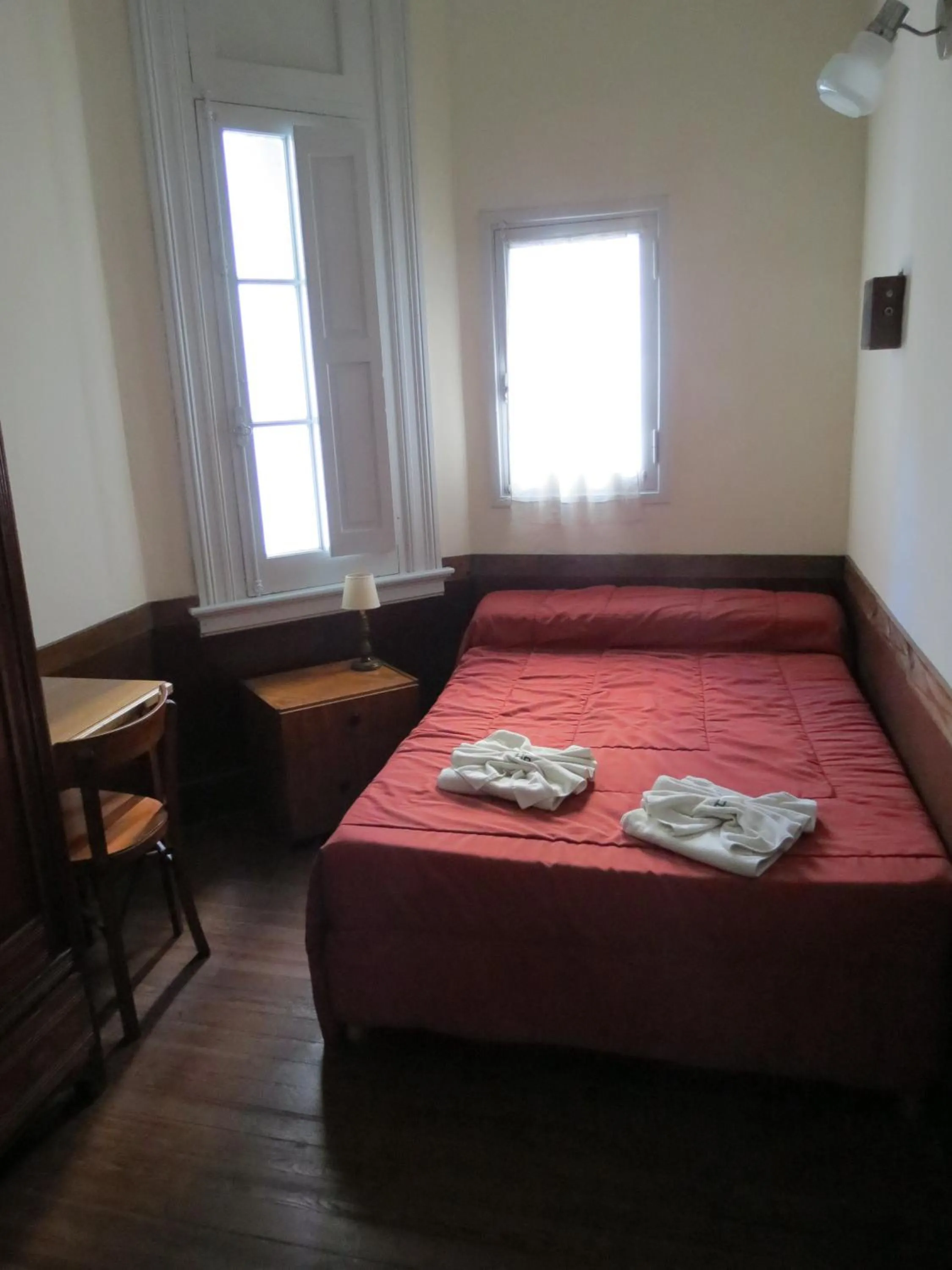 Photo of the whole room, Bed in Hotel Raglan
