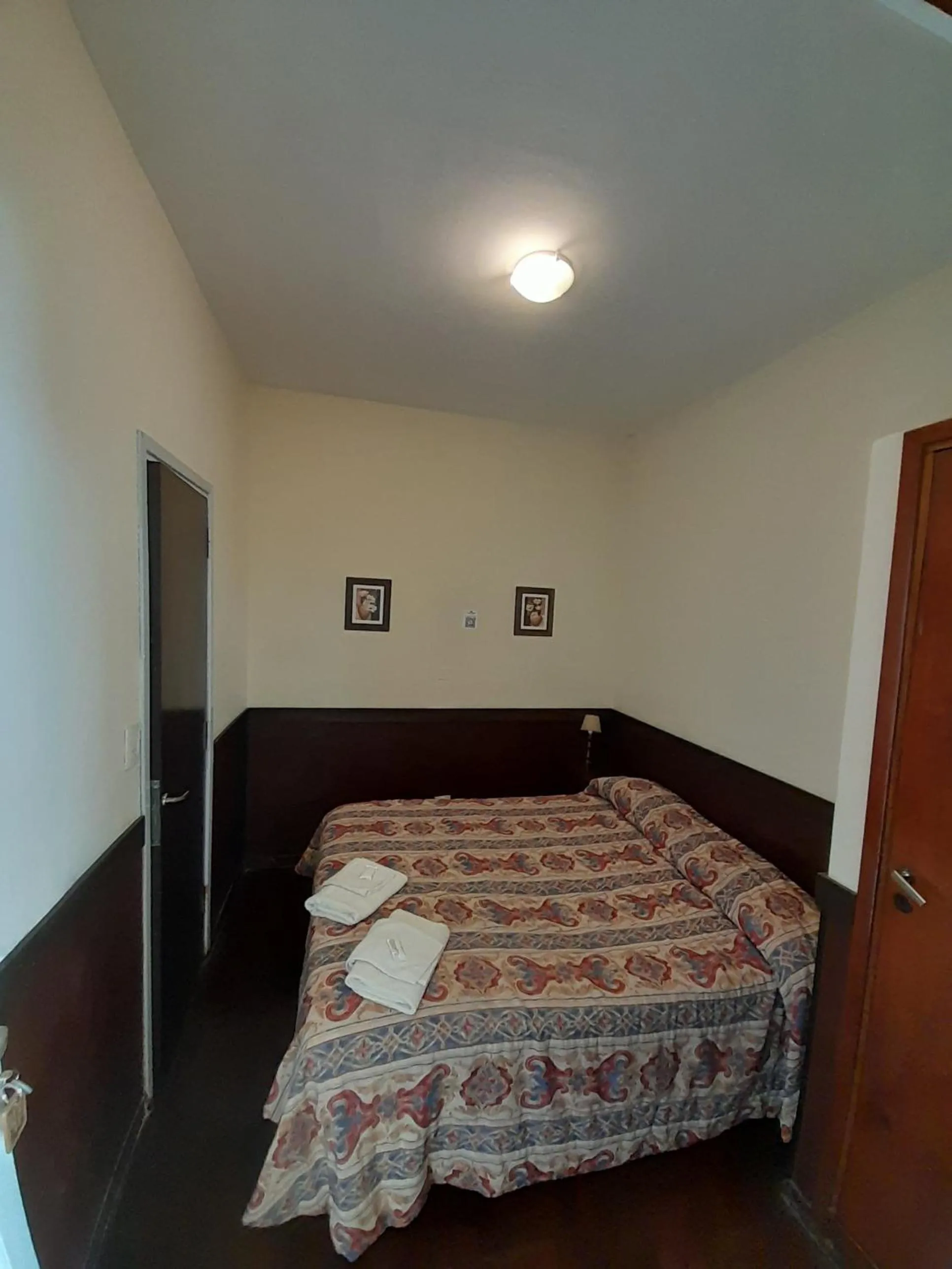 Bed in Hotel Raglan