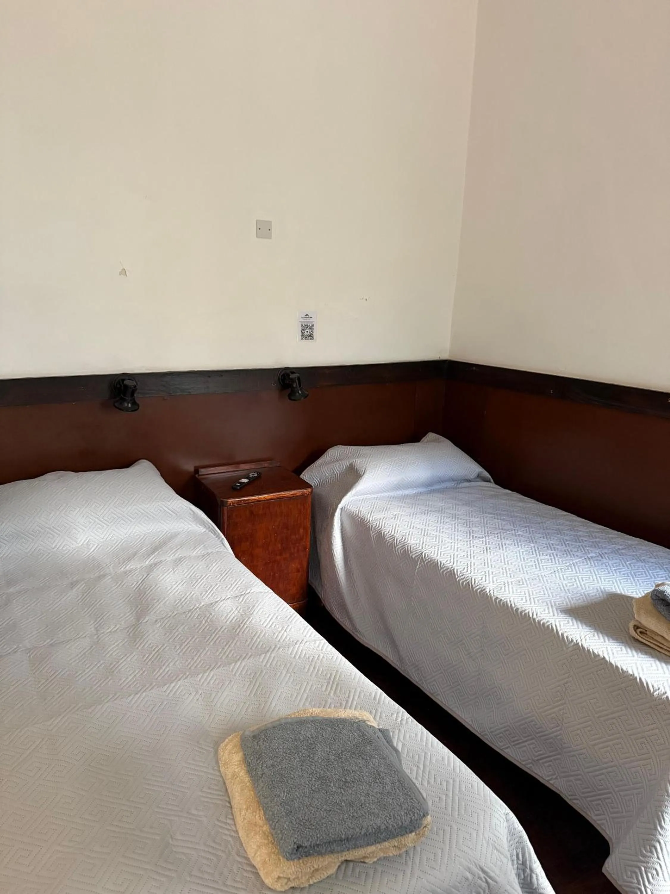 Bed in Hotel Raglan