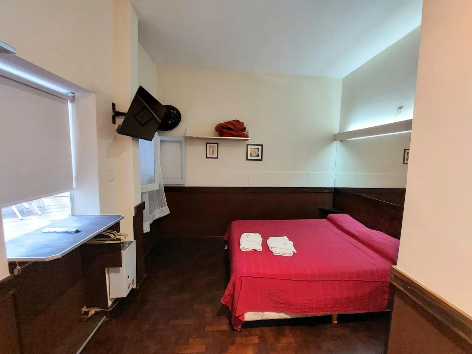 Bed in Hotel Raglan