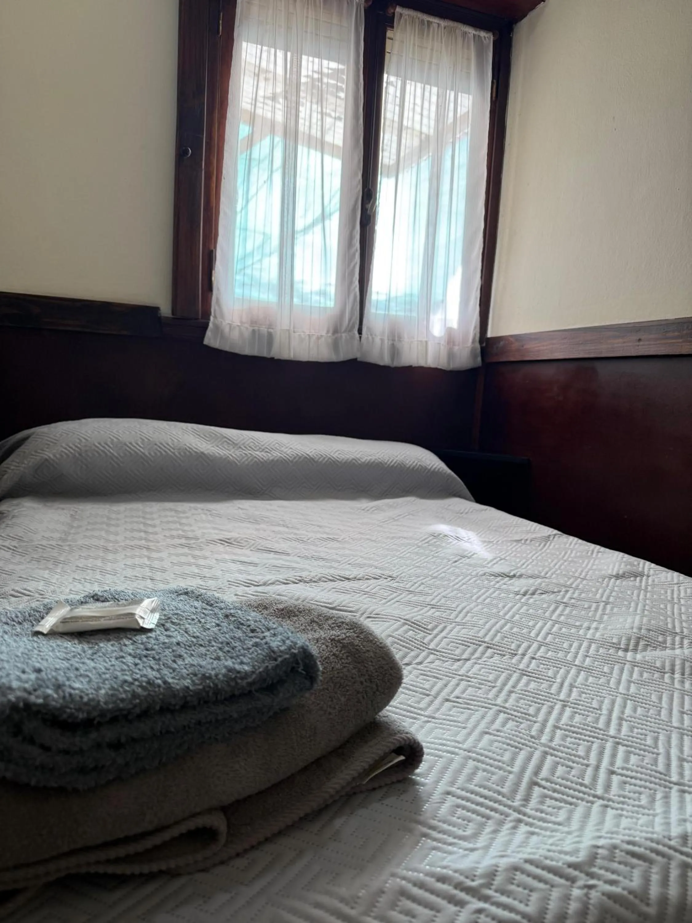 Bed in Hotel Raglan