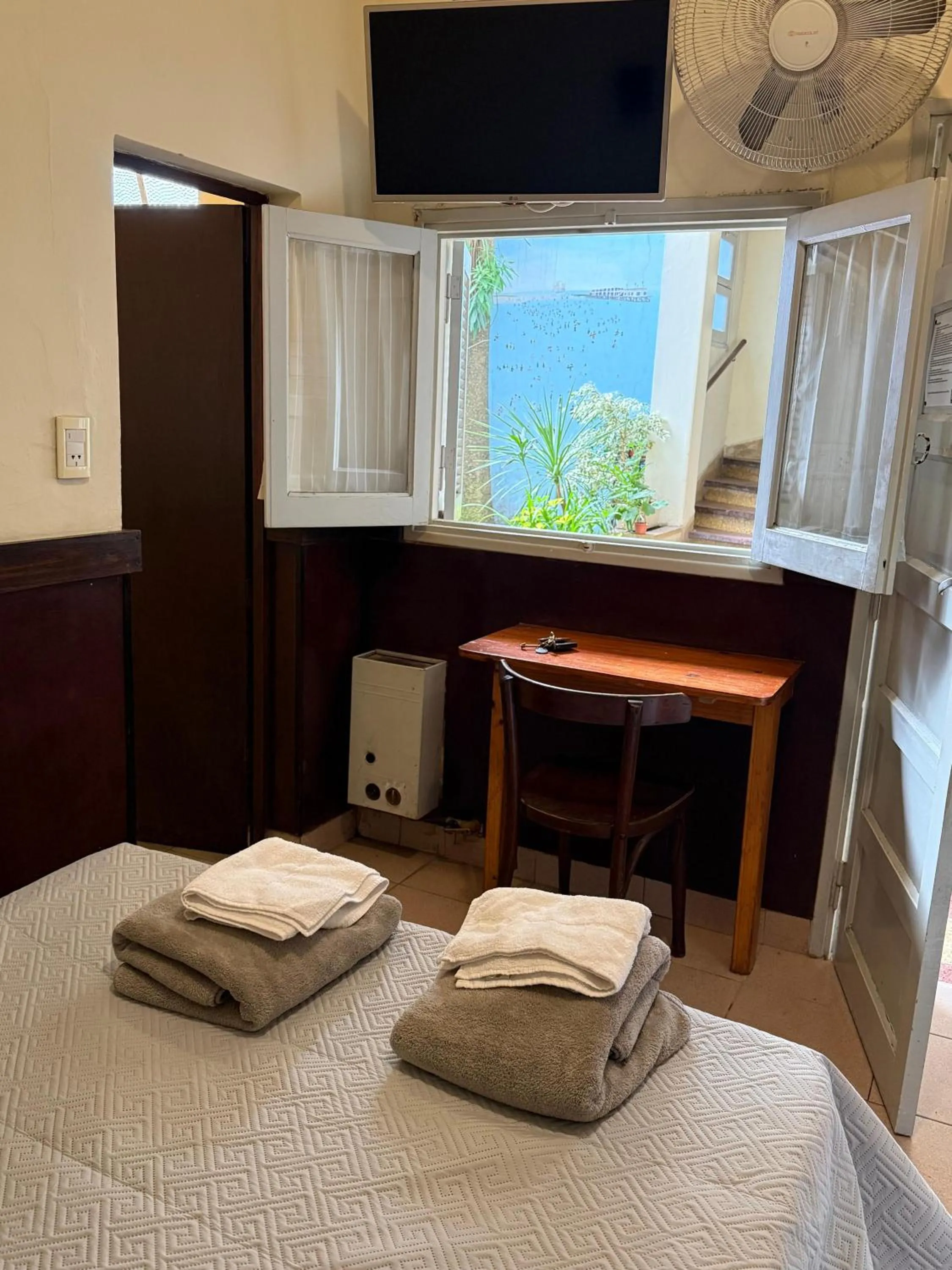 Bed in Hotel Raglan