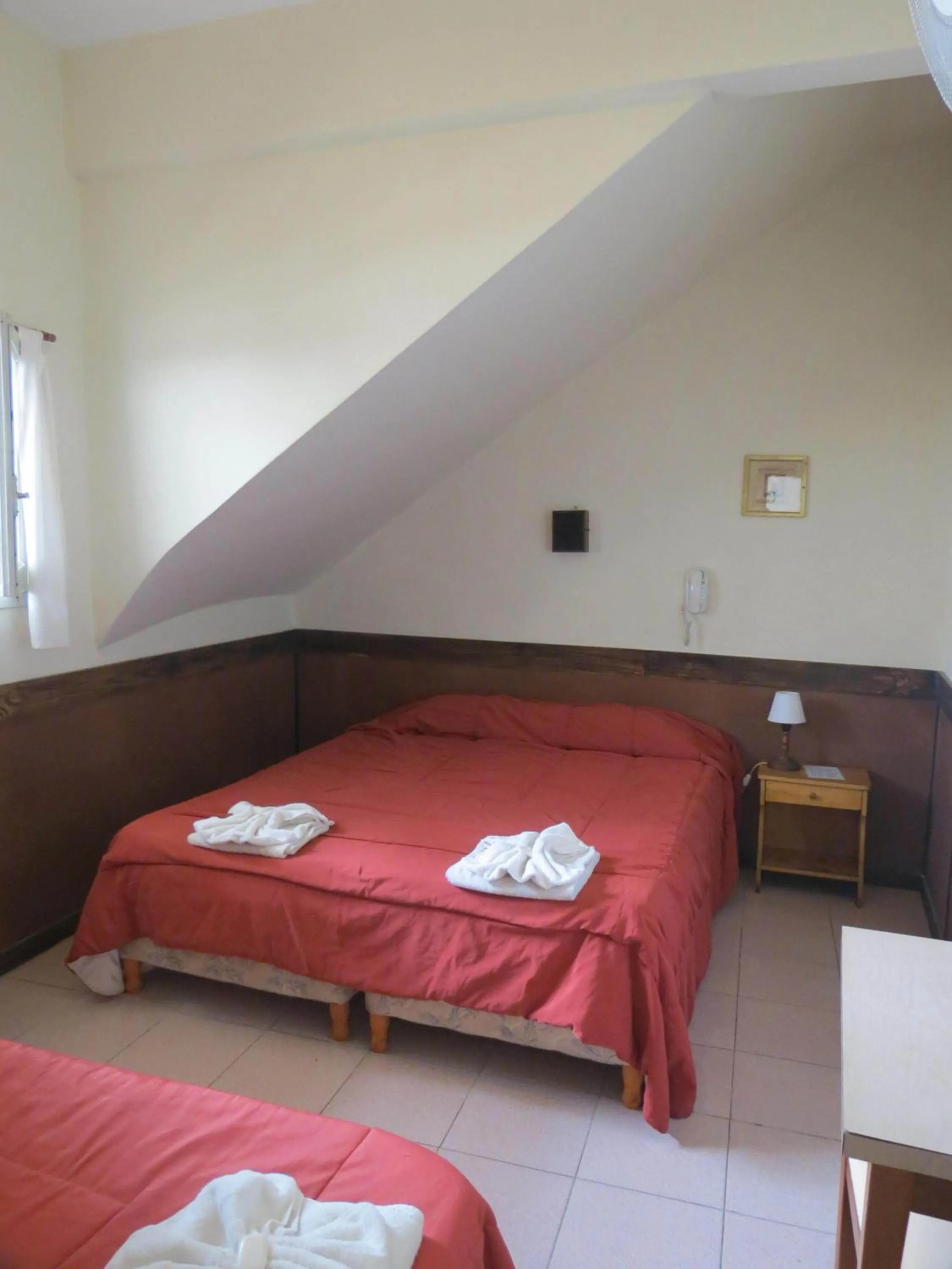 Photo of the whole room, Bed in Hotel Raglan