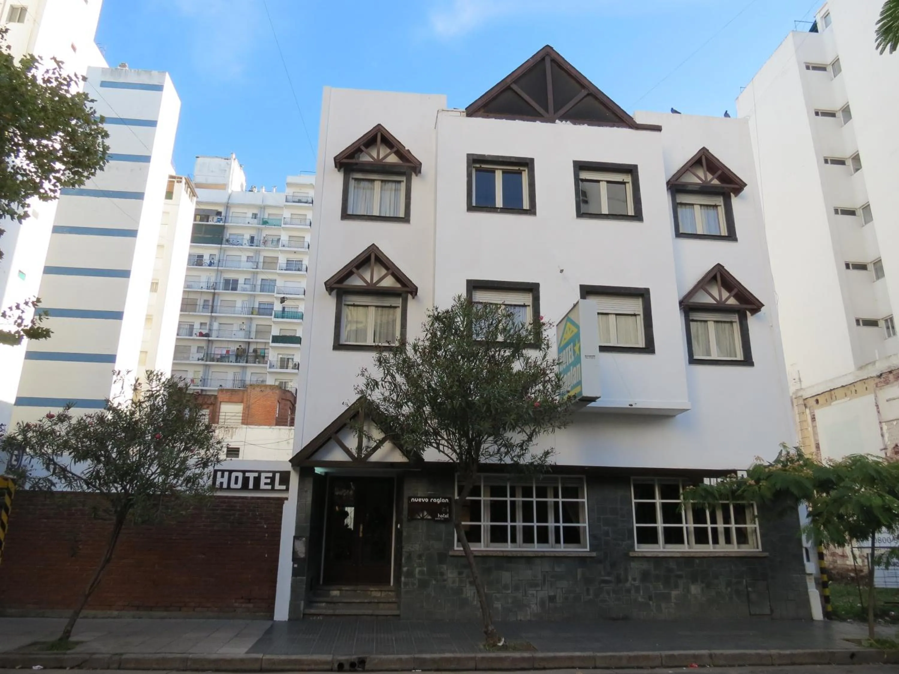 Facade/entrance in Hotel Raglan