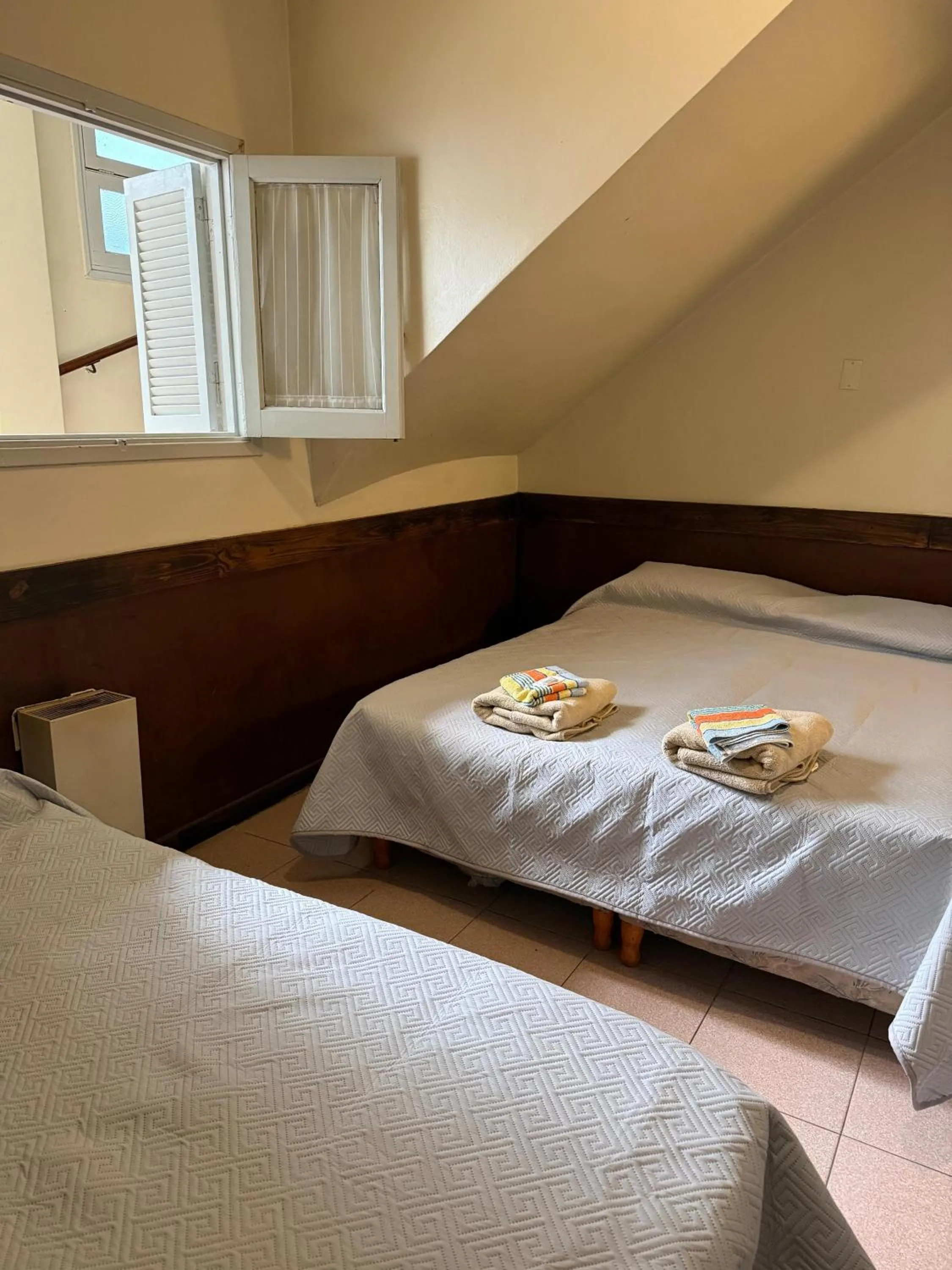 Bed in Hotel Raglan
