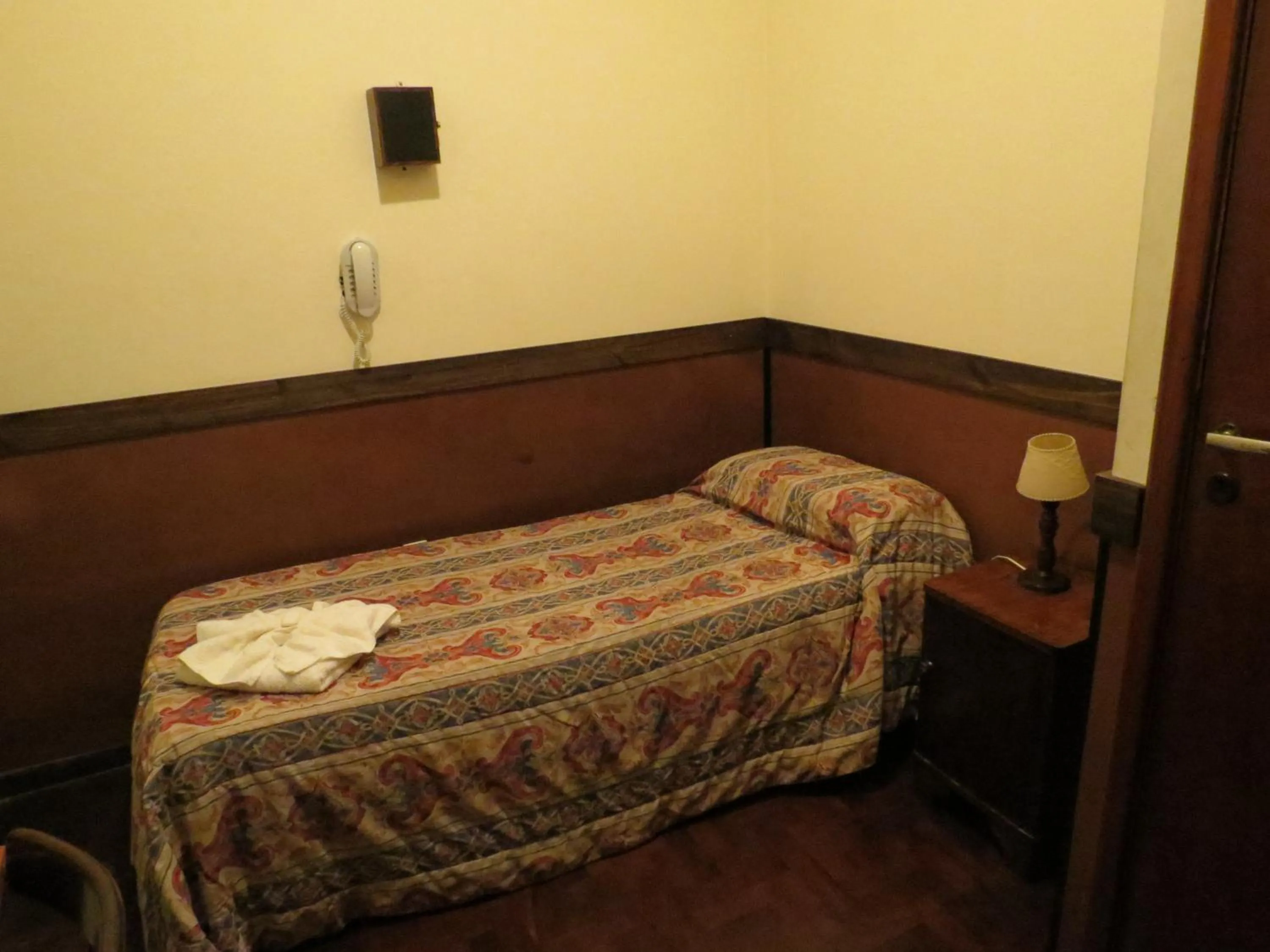 Photo of the whole room, Bed in Hotel Raglan