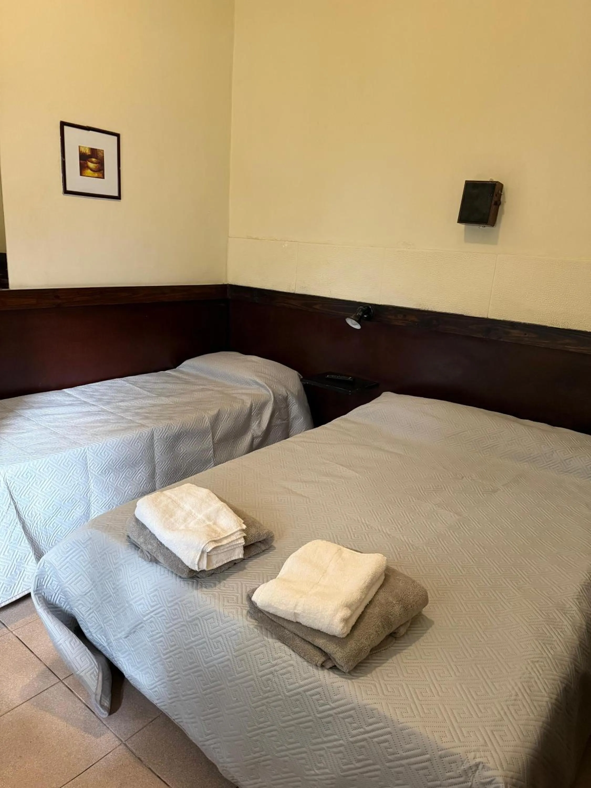 Bed in Hotel Raglan