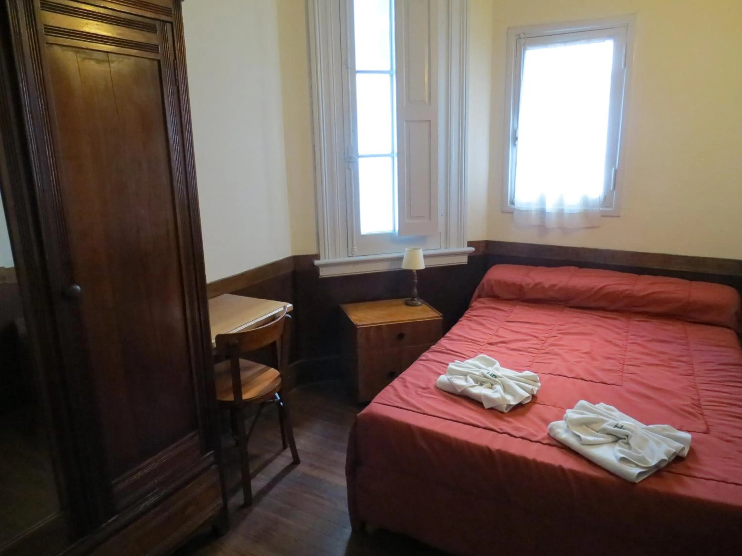 Photo of the whole room, Bed in Hotel Raglan